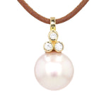 Pendant in 750 yellow gold with a cultured pearl button and brilliants