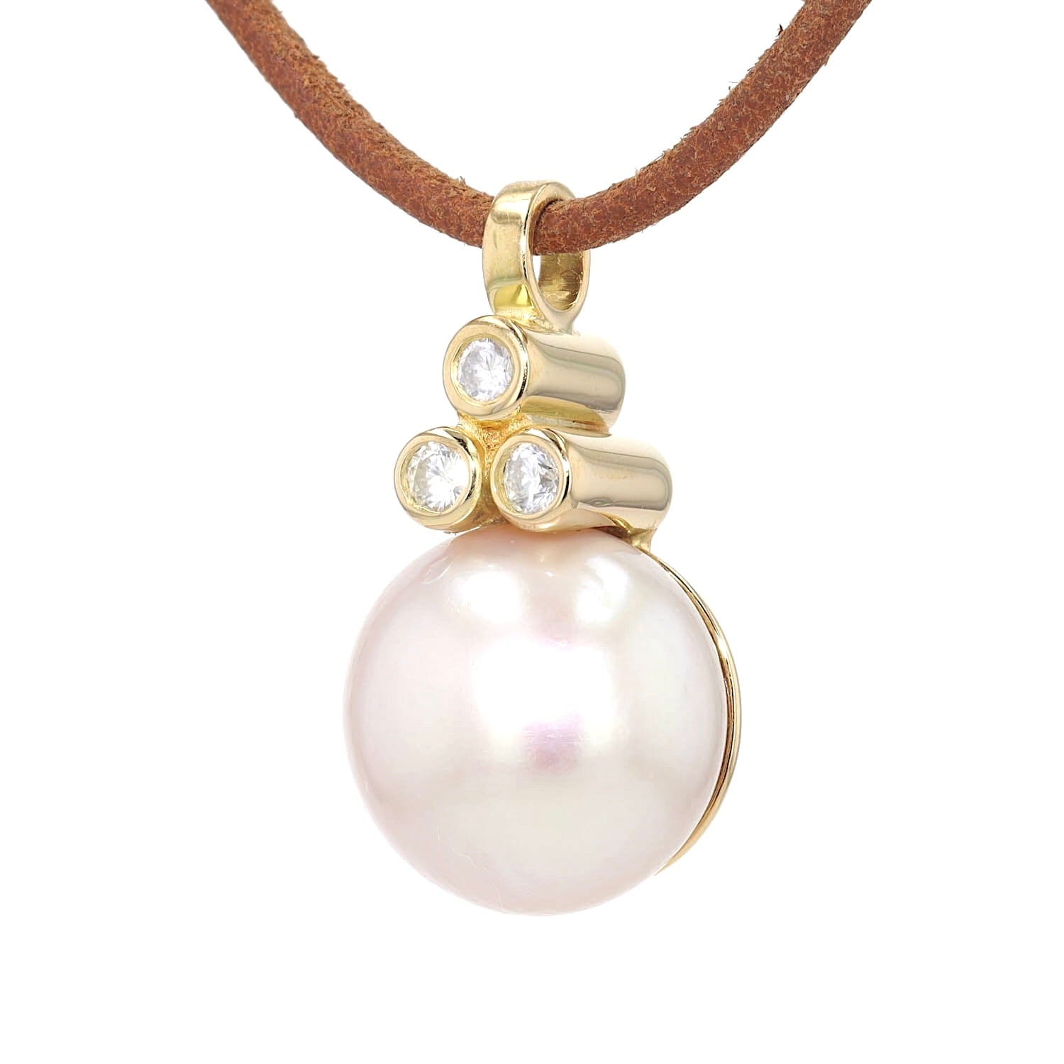 Pendant in 750 yellow gold with a cultured pearl button and brilliants