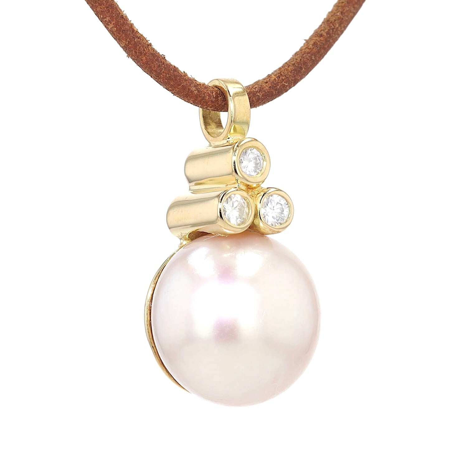 Pendant in 750 yellow gold with a cultured pearl button and brilliants