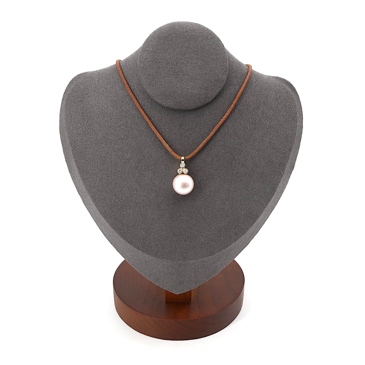 Pendant in 750 yellow gold with a cultured pearl button and brilliants