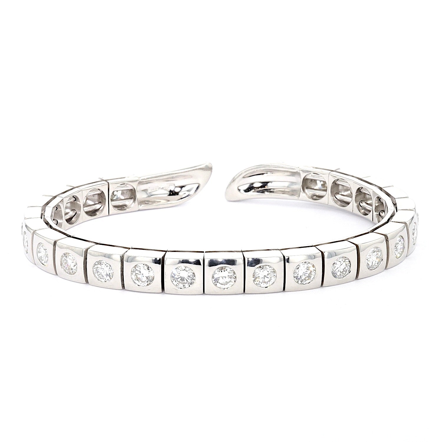 Bangle in 750 white gold with a total of approx. 4.5 ct brilliants, lying frontally