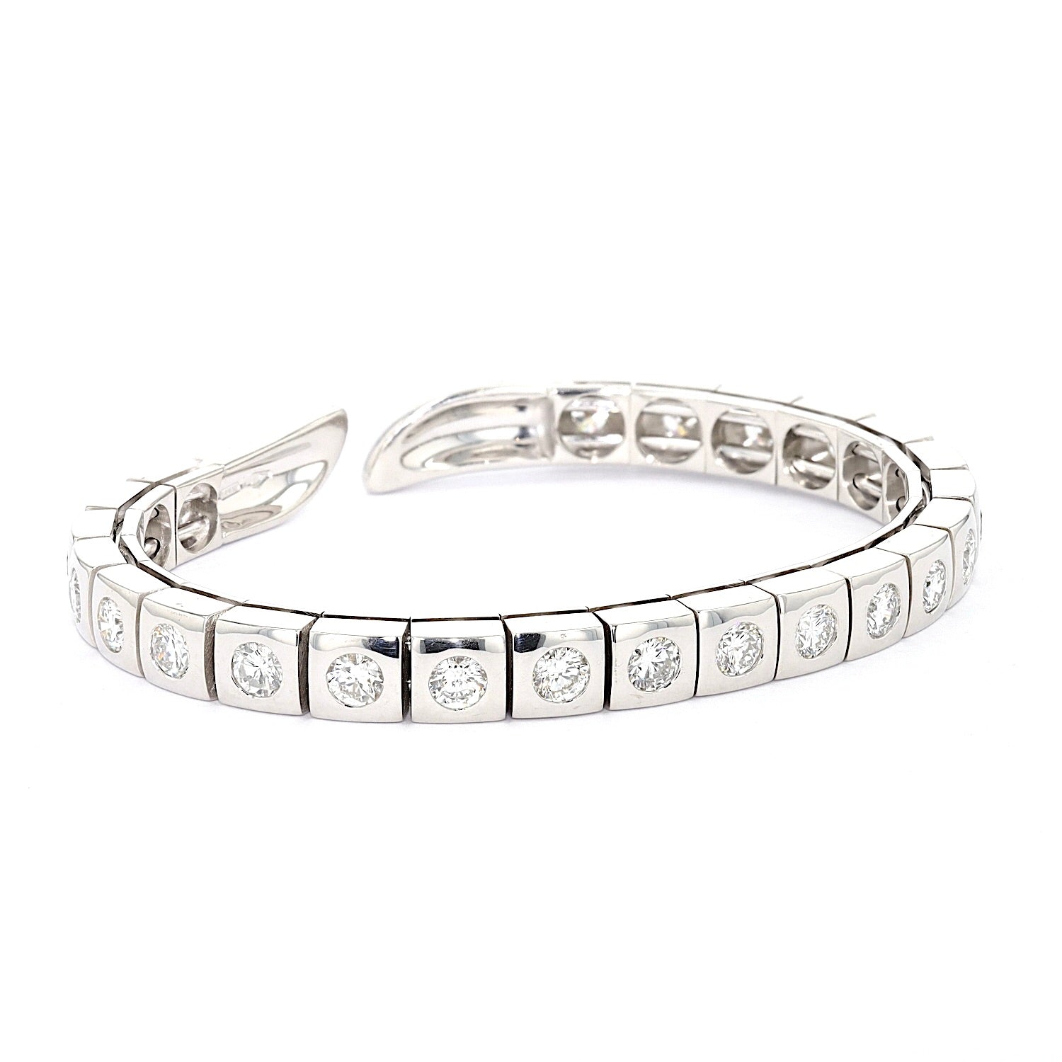 Bangle in 750 white gold with a total of approx. 4.5 ct brilliants, turned horizontally to the right