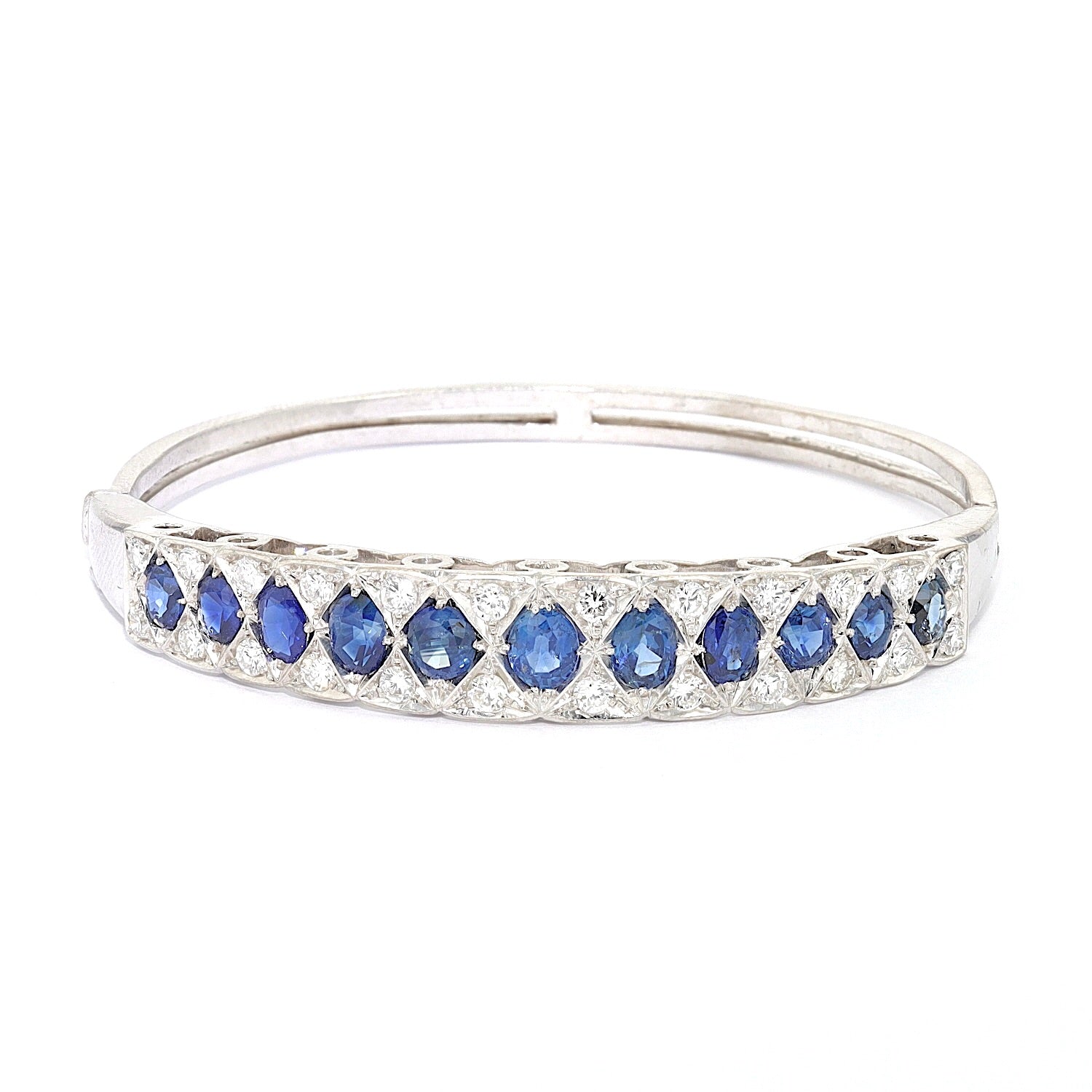Vintage Armreif in 585er Weißgold mit blauen Saphiren und Brillanten, liegend frontal