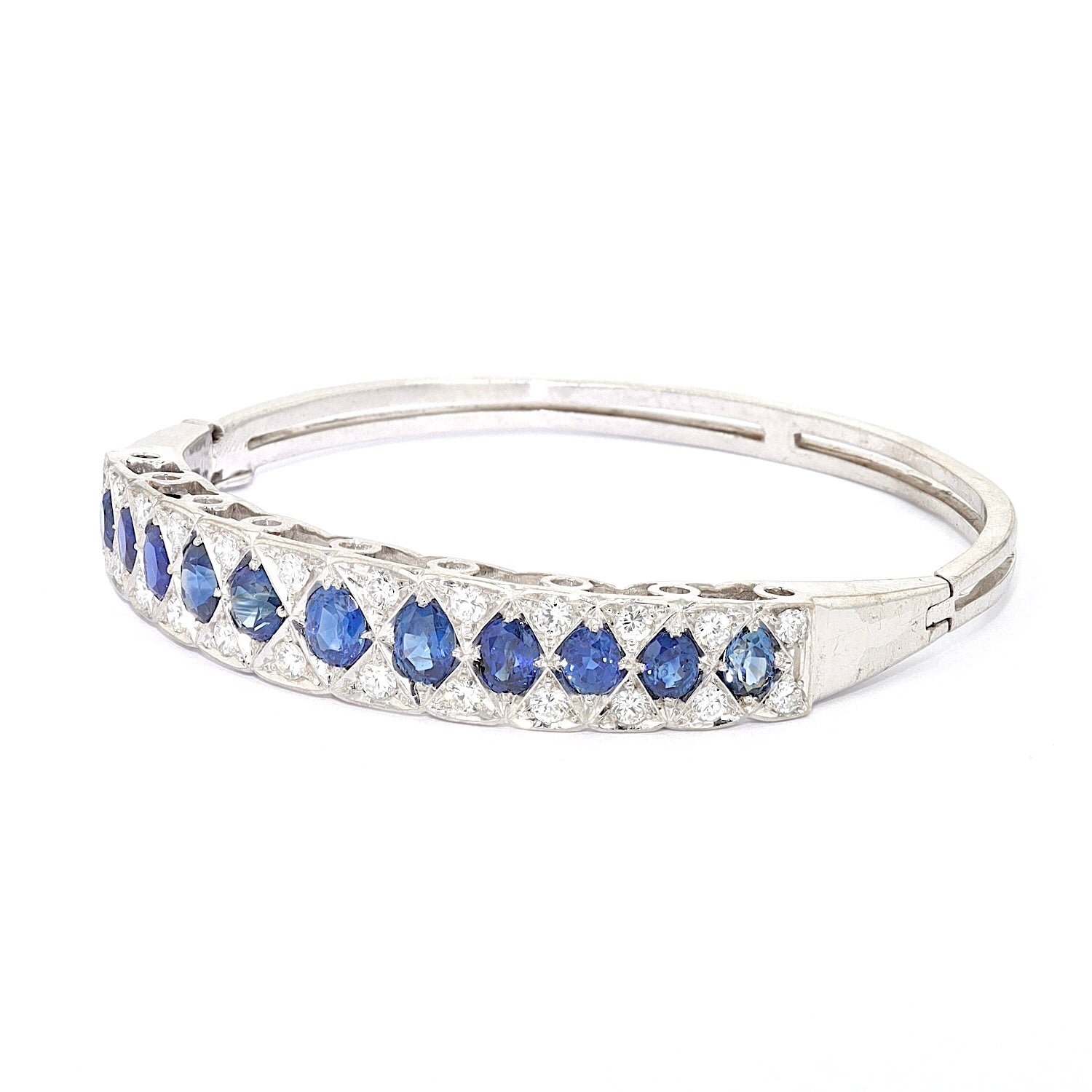 Vintage Armreif in 585er Weißgold mit blauen Saphiren und Brillanten, liegend links gedreht