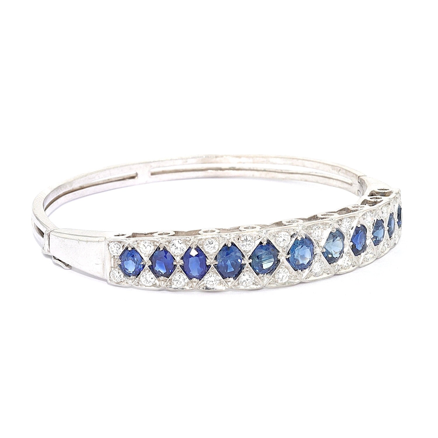 Vintage Armreif in 585er Weißgold mit blauen Saphiren und Brillanten, liegend rechts gedreht