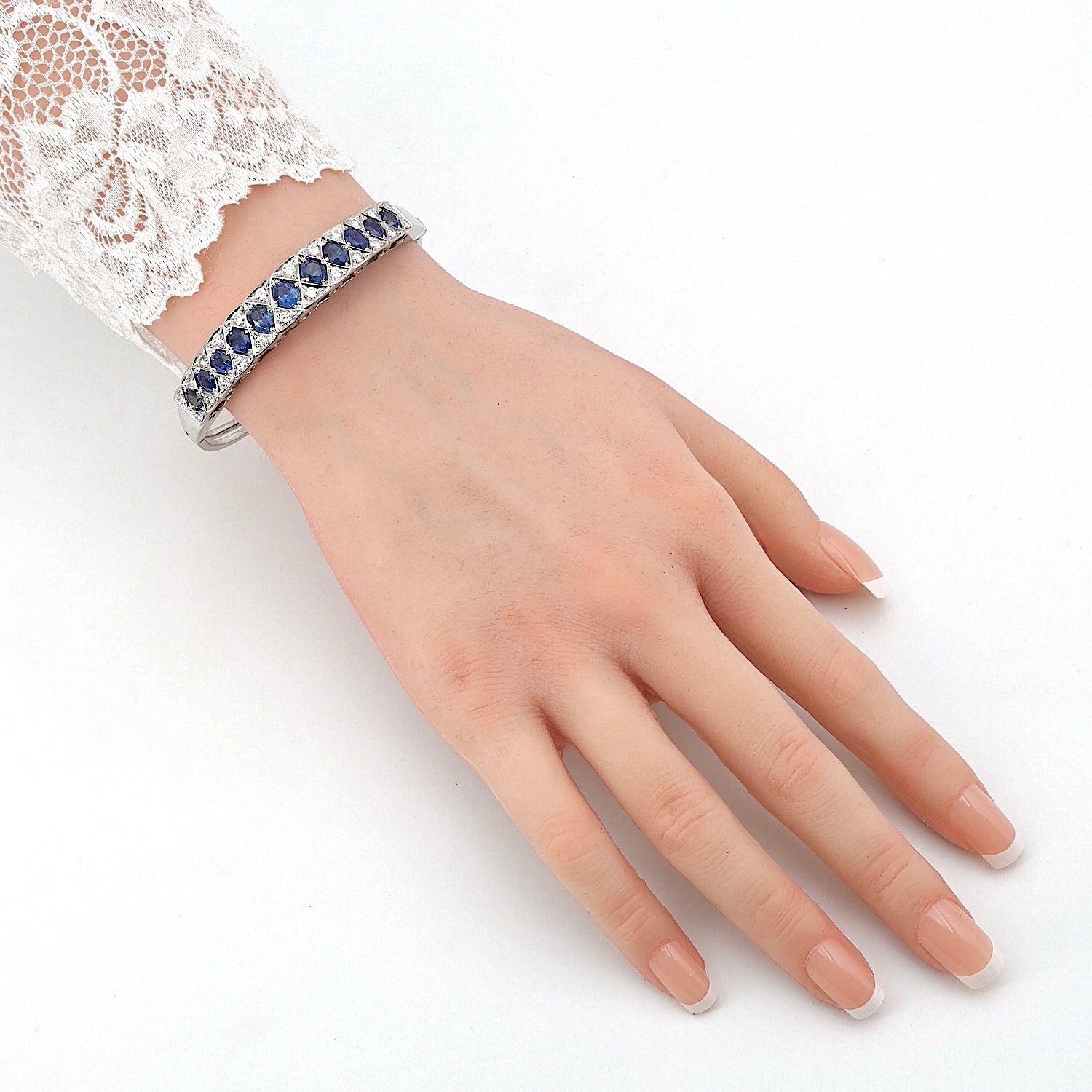 Vintage Armreif in 585er Weißgold mit blauen Saphiren und Brillanten, am Arm