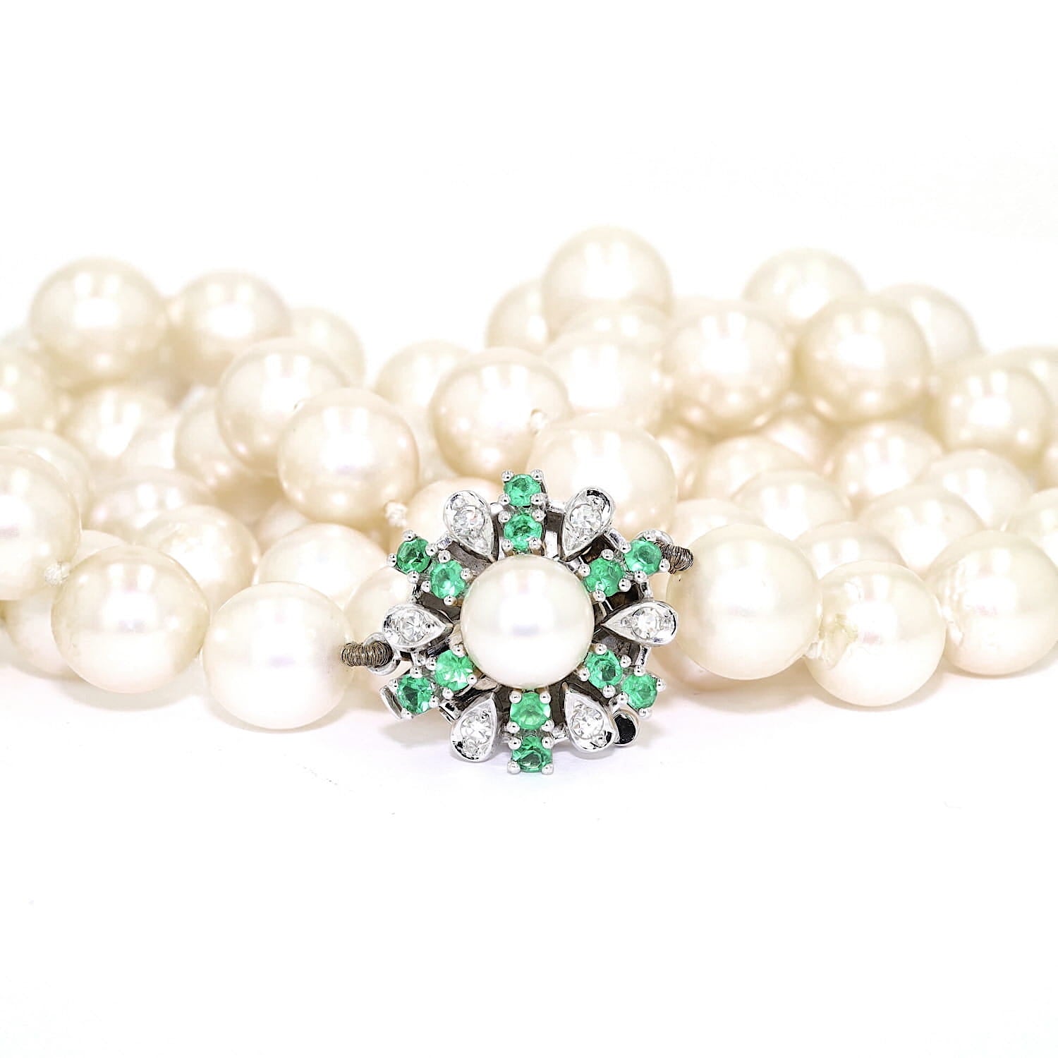 Akoya cultured pearl necklace with a 585 white gold clasp with diamonds and emeralds