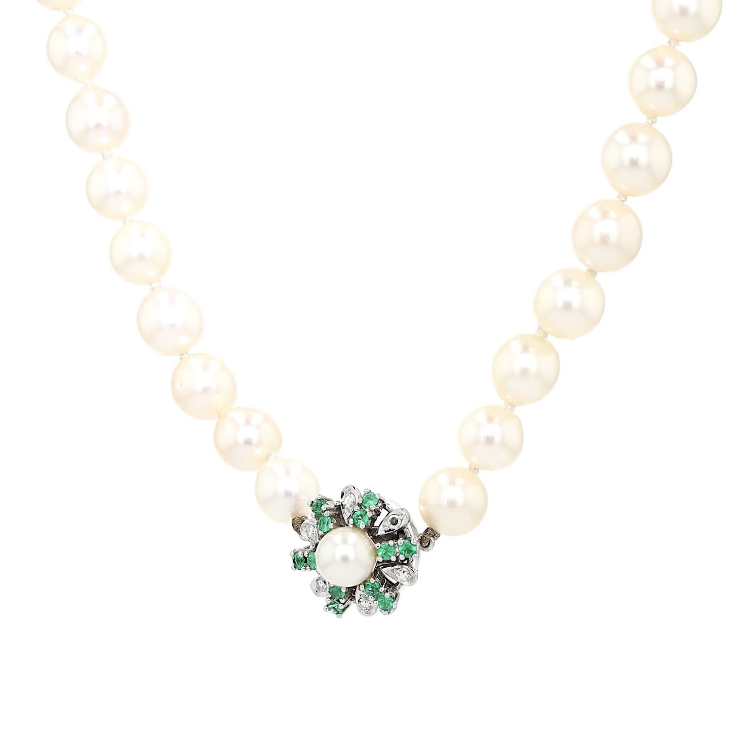 Akoya cultured pearl necklace with a 585 white gold clasp with diamonds and emeralds