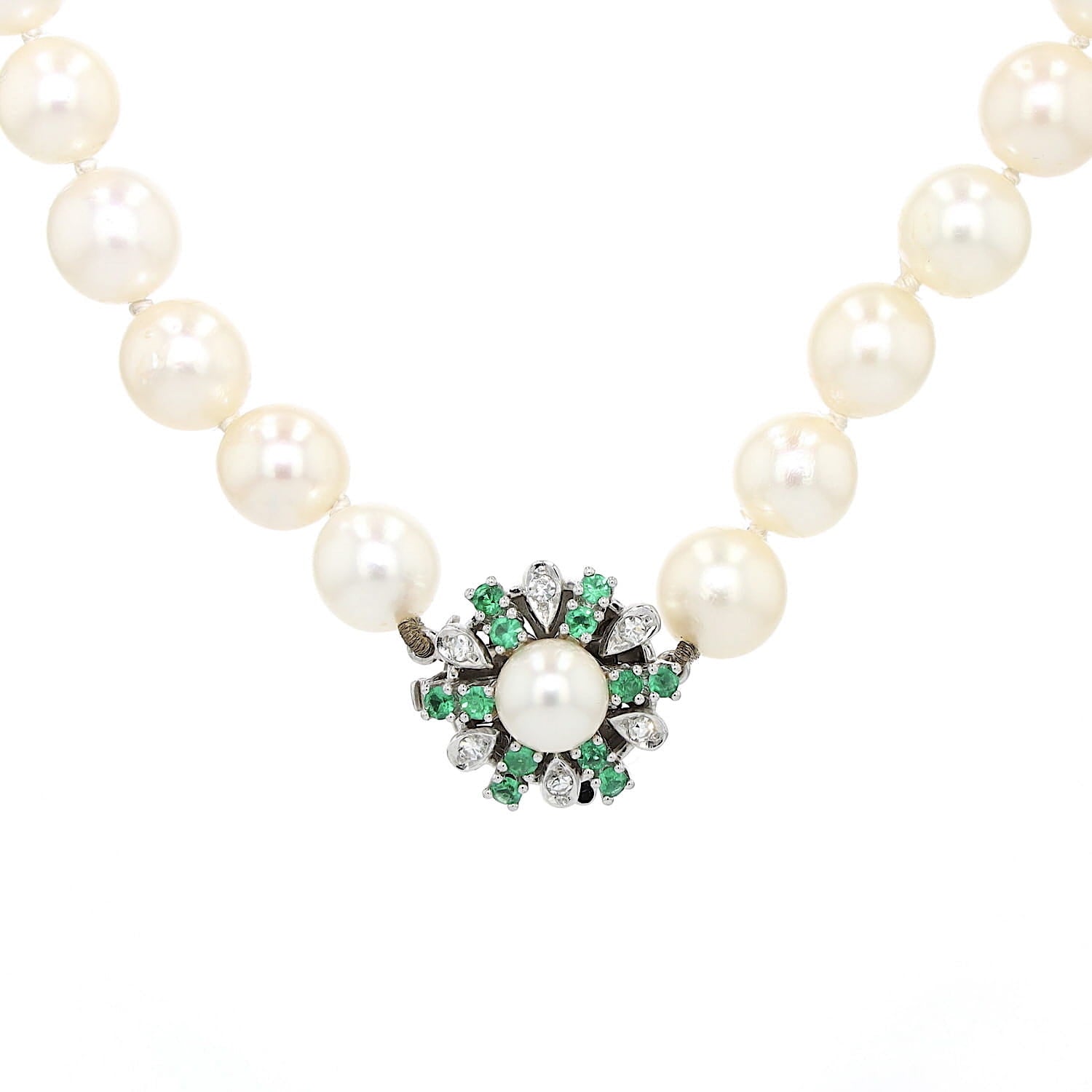 Akoya cultured pearl necklace with a 585 white gold clasp with diamonds and emeralds