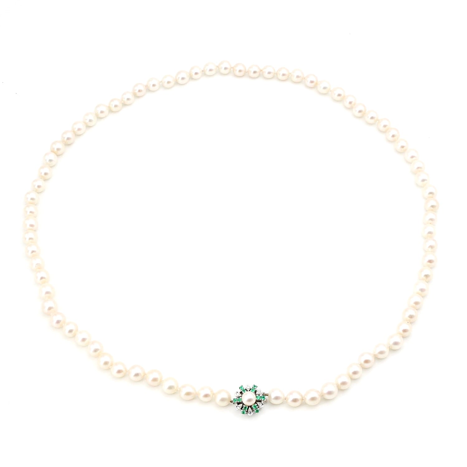 Akoya cultured pearl necklace with a 585 white gold clasp with diamonds and emeralds