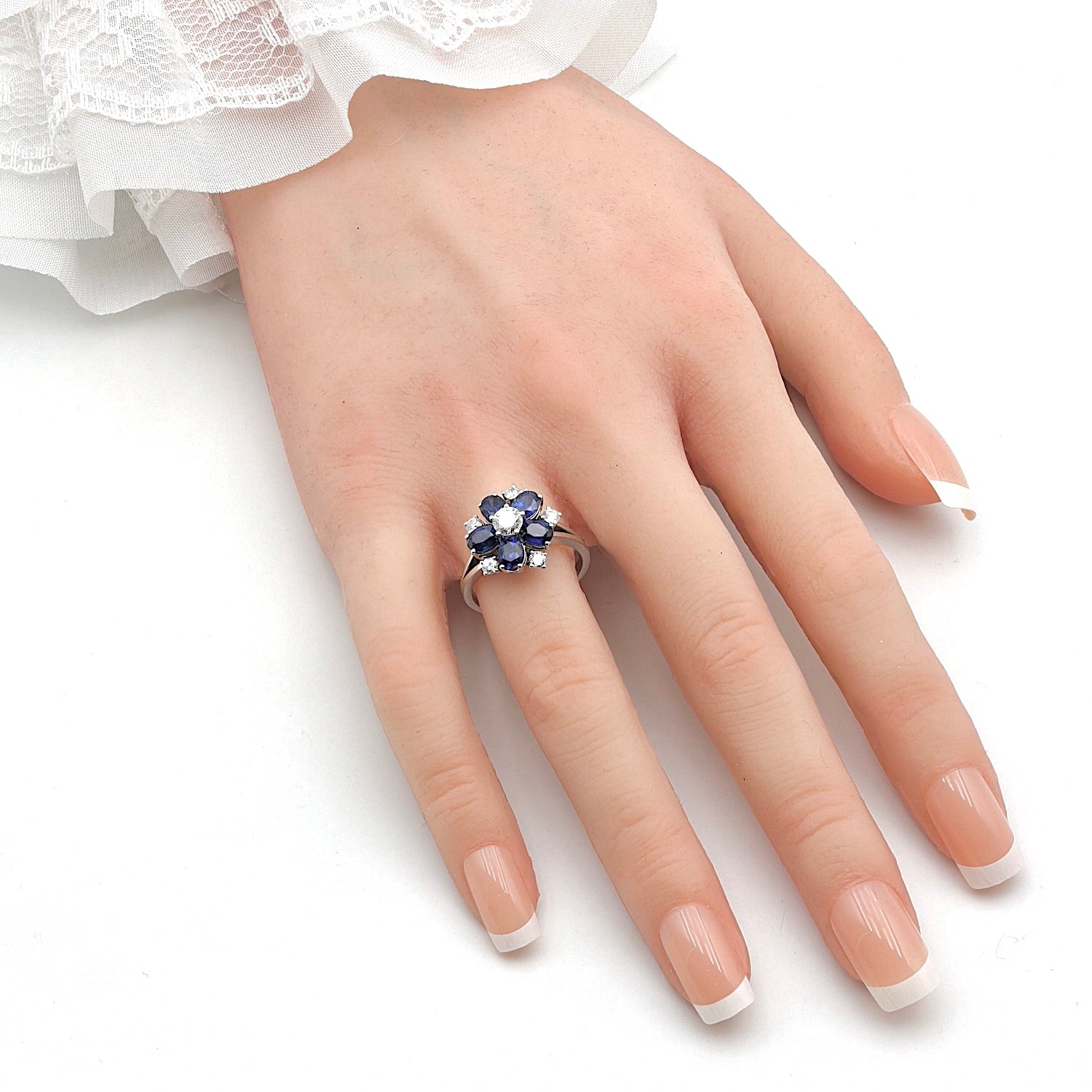 Vintage ring in 750 white gold with brilliants and sapphires