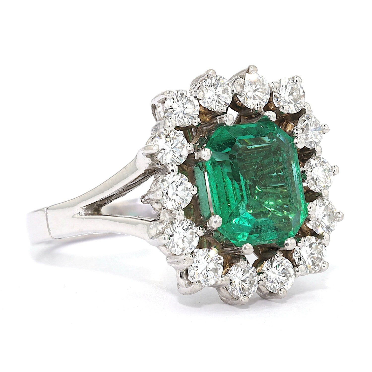 Vintage ring in 750 white gold with an emerald and brilliants