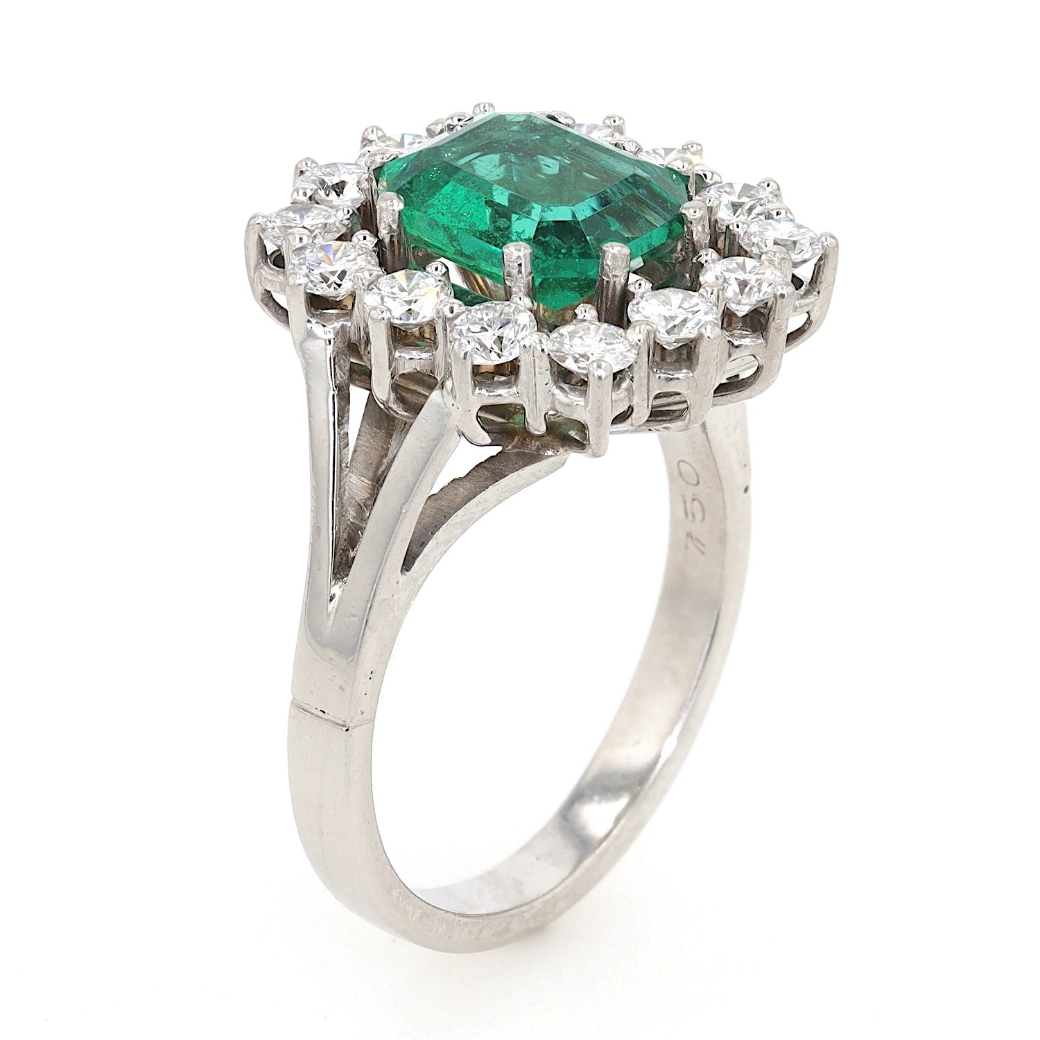 Vintage ring in 750 white gold with an emerald and brilliants