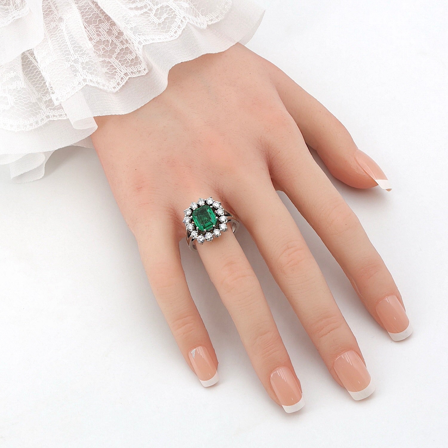 Vintage ring in 750 white gold with an emerald and brilliants