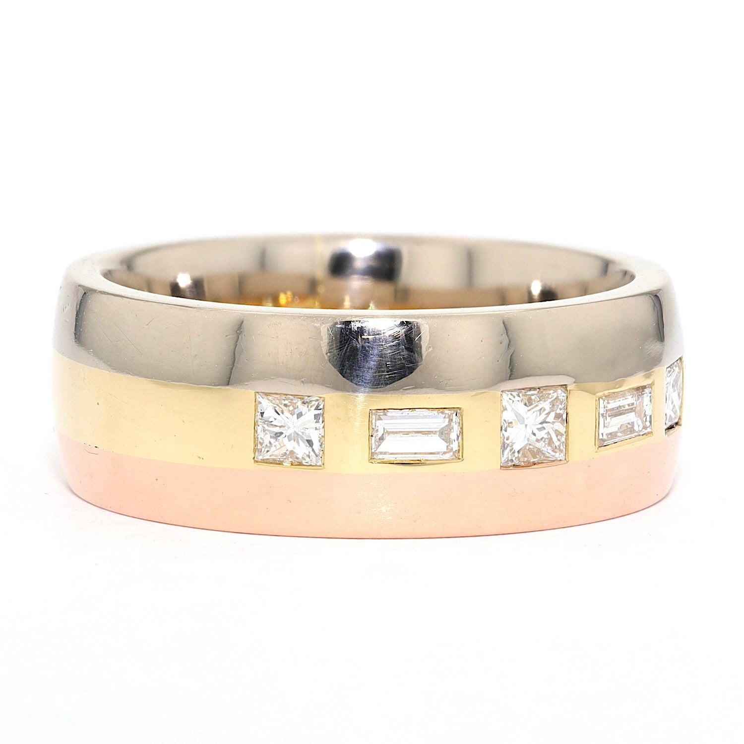 Modern ring in 750 gold tricolor with diamonds