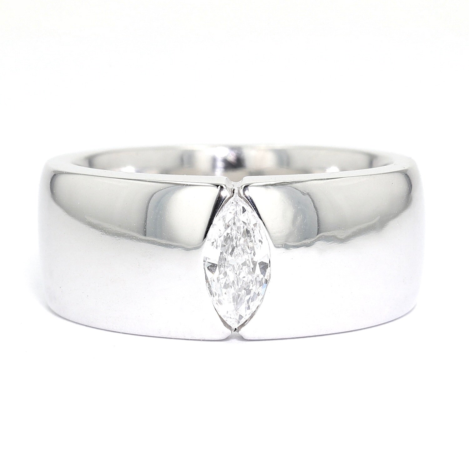 Ring in 750 white gold with a navette-cut diamond