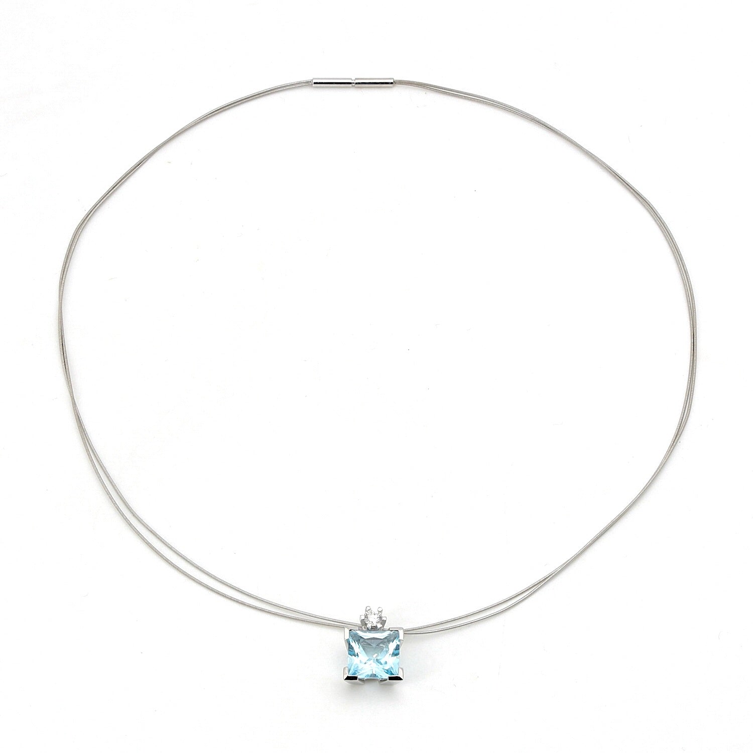 Necklace with pendant made of 750 white gold with a blue topaz and a brilliants