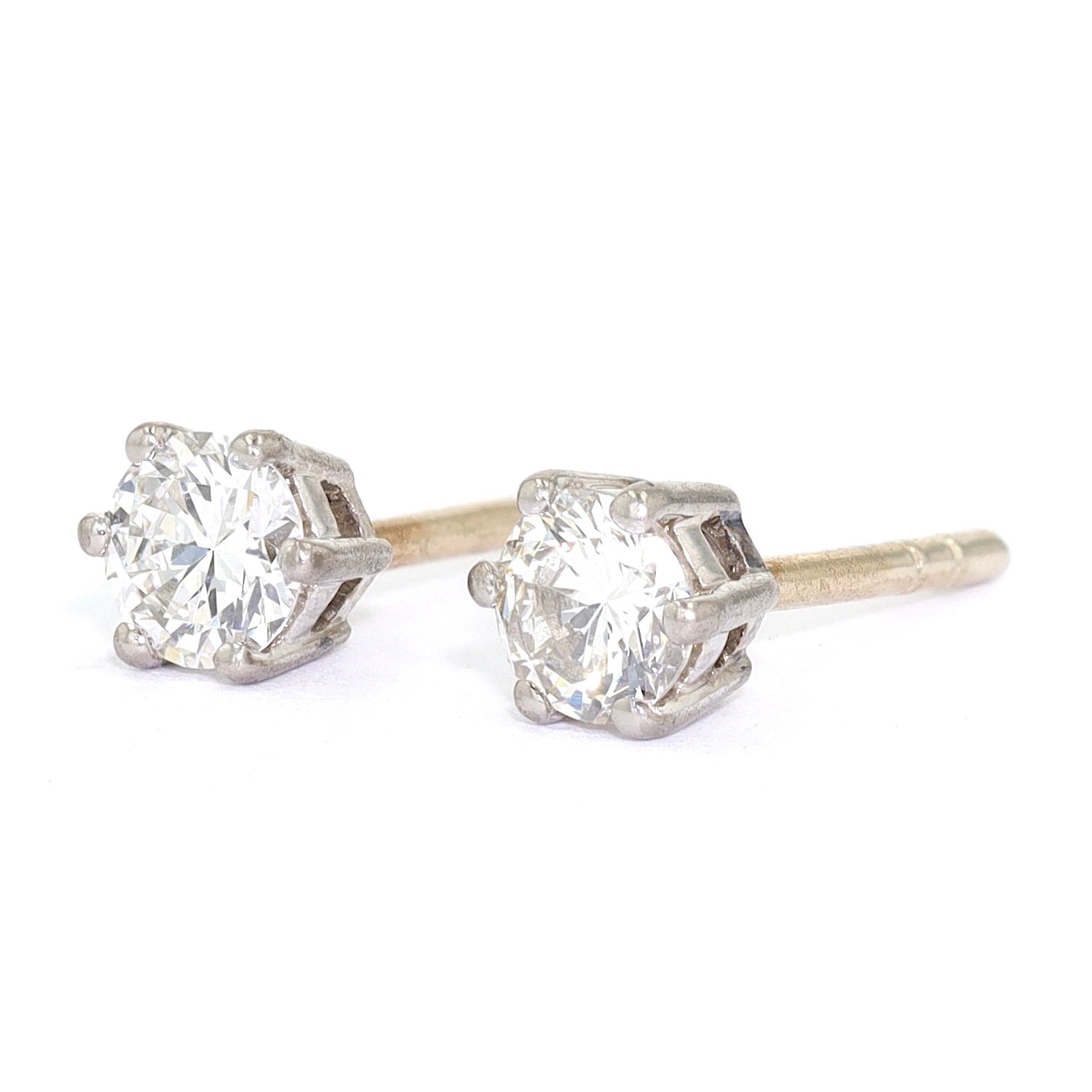 1 pair of stud earrings in 585 white gold with a total of approx. 0.35 ct brilliants