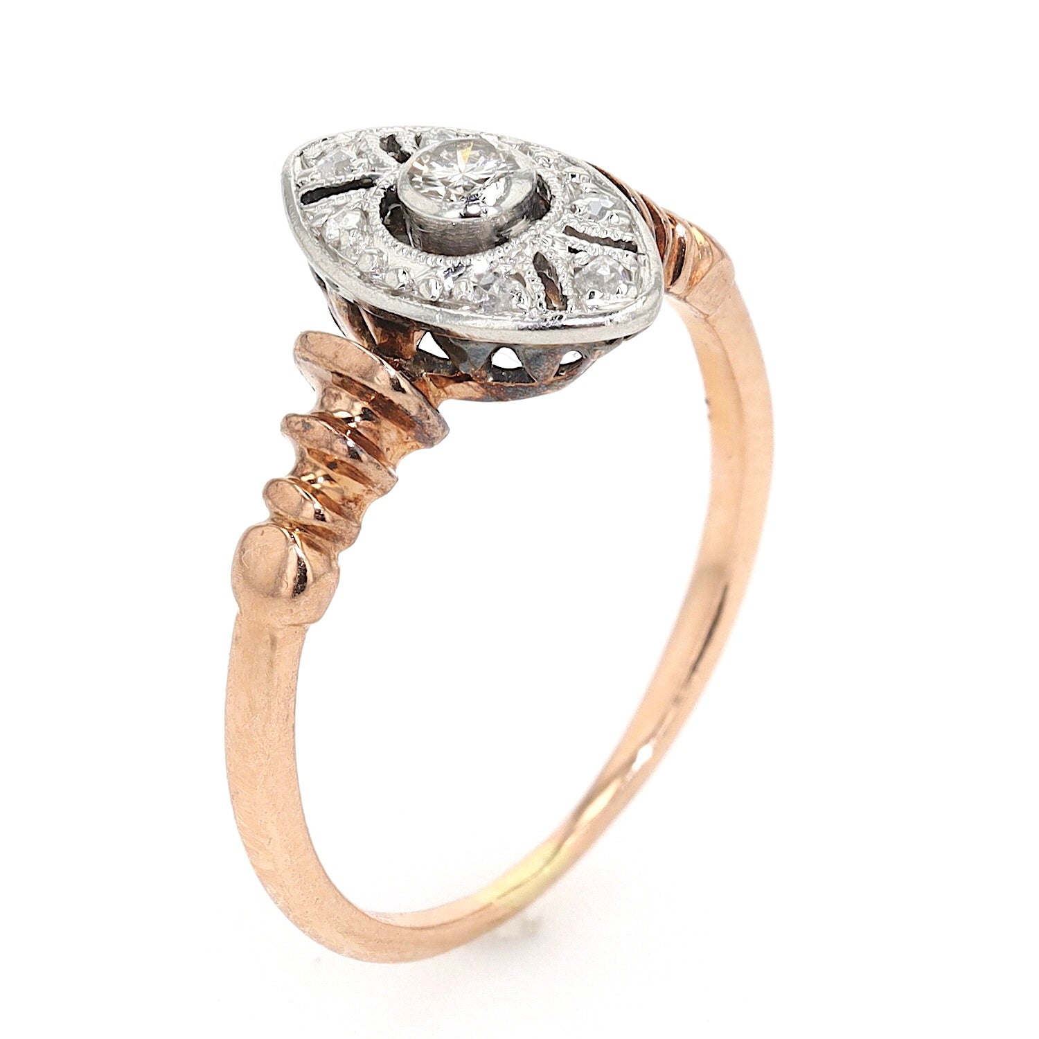 Ring um 1940 in 585er Rotgold, platiniert mit einem Brillanten und Diamanten