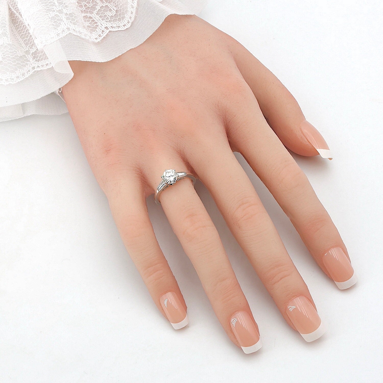 Verlobungsring in 750er Weißgold mit ca. 1,2 ct Diamanten, an der Hand