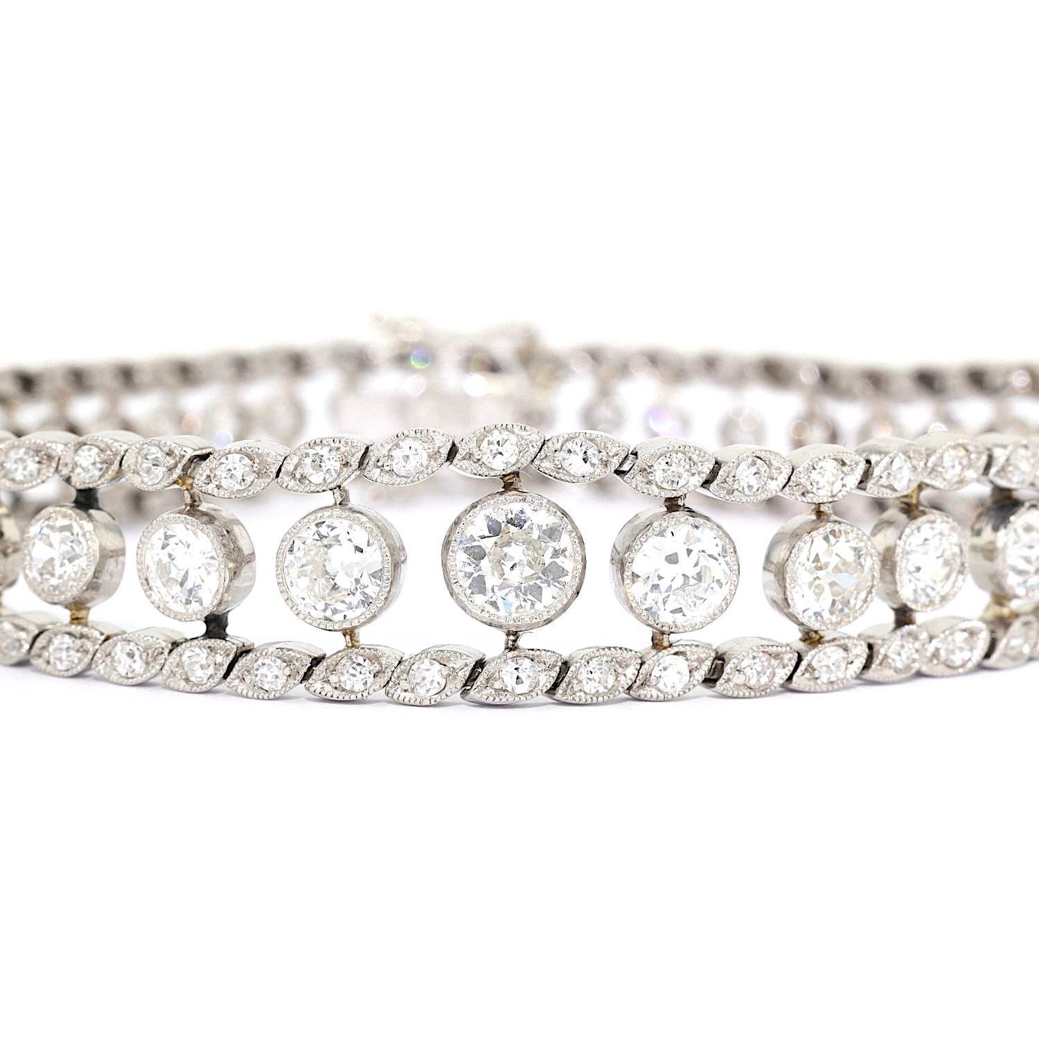 Belle Epoque Armband, Tennisarmband aus Platin mit insgesamt ca. 6,1 ct Diamanten, Nahaufnahme liegend frontal