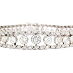 Belle Epoque Armband, Tennisarmband aus Platin mit insgesamt ca. 6,1 ct Diamanten, Nahaufnahme liegend frontal