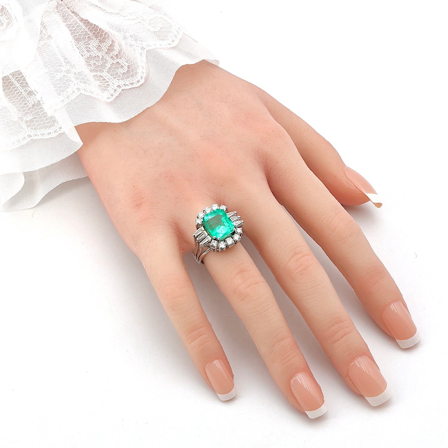 Vintage ring in platinum with a Colombian emerald approx. 5.3 ct, brilliants and diamonds