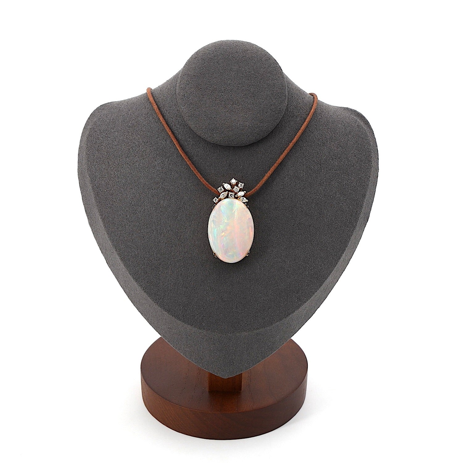 Pendant in 750 yellow gold with a precious opal and approx. 0.60 ct brilliants and diamonds