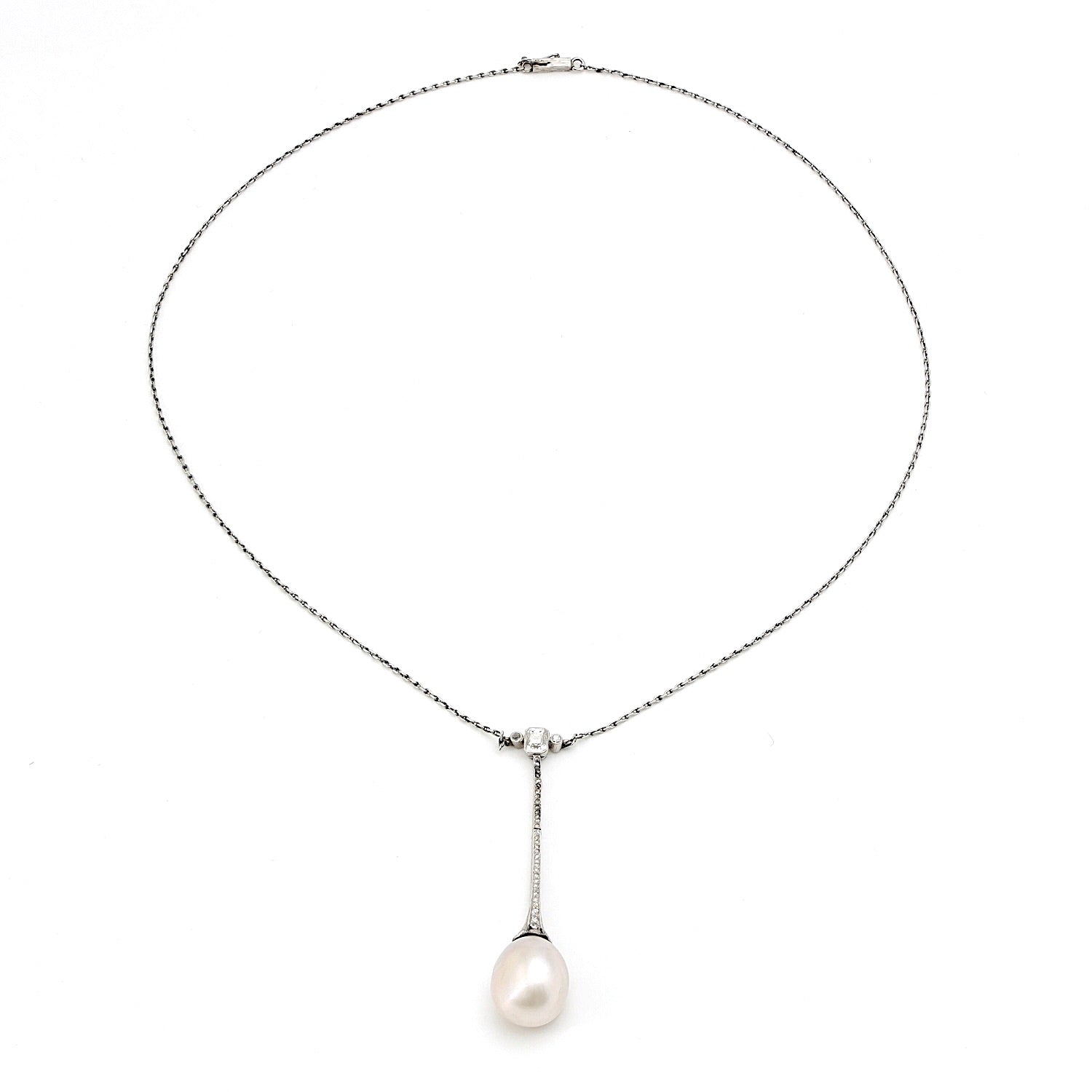 Art Deco necklace in platinum with a large natural pearl and diamonds