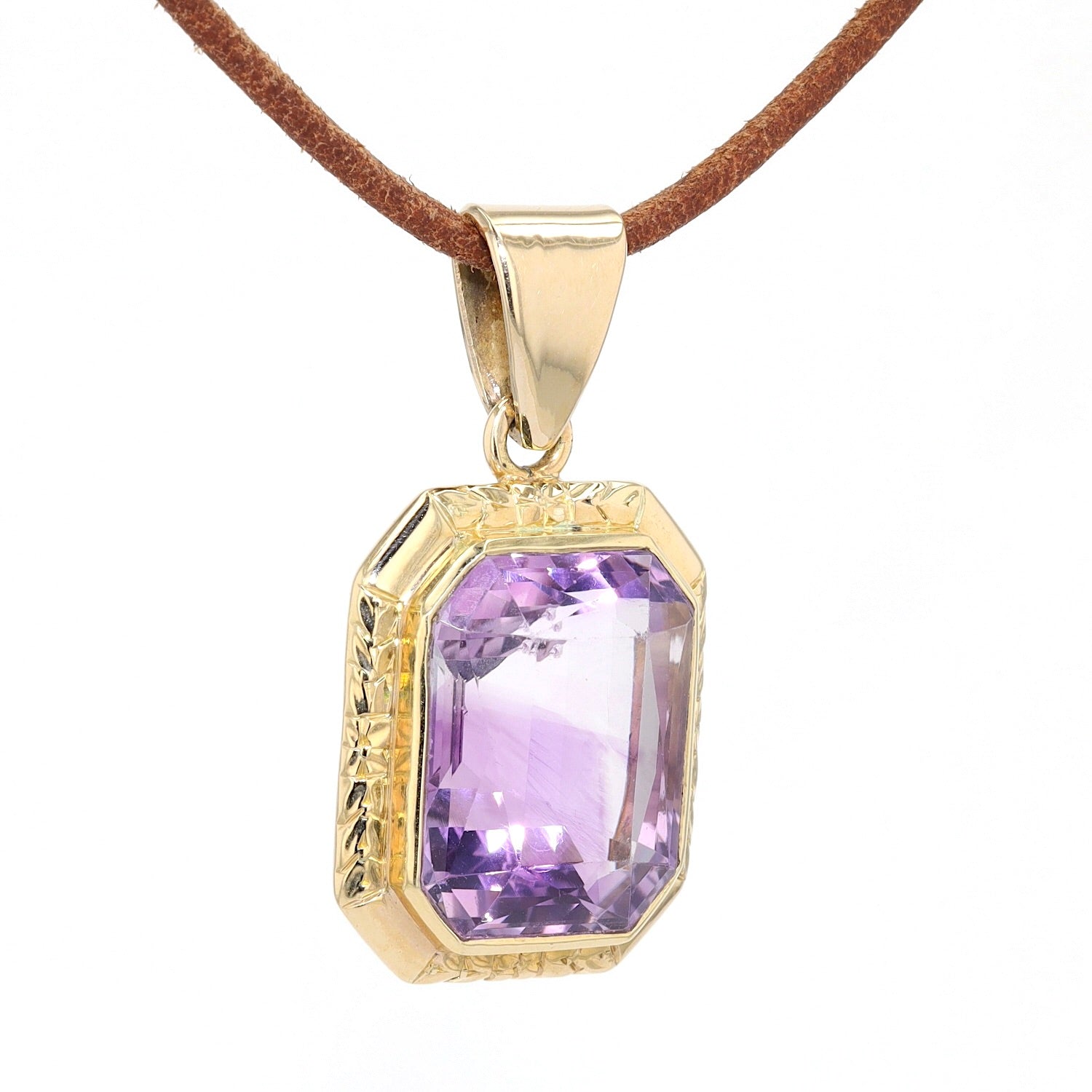 Vintage pendant in 585 yellow gold with an amethyst