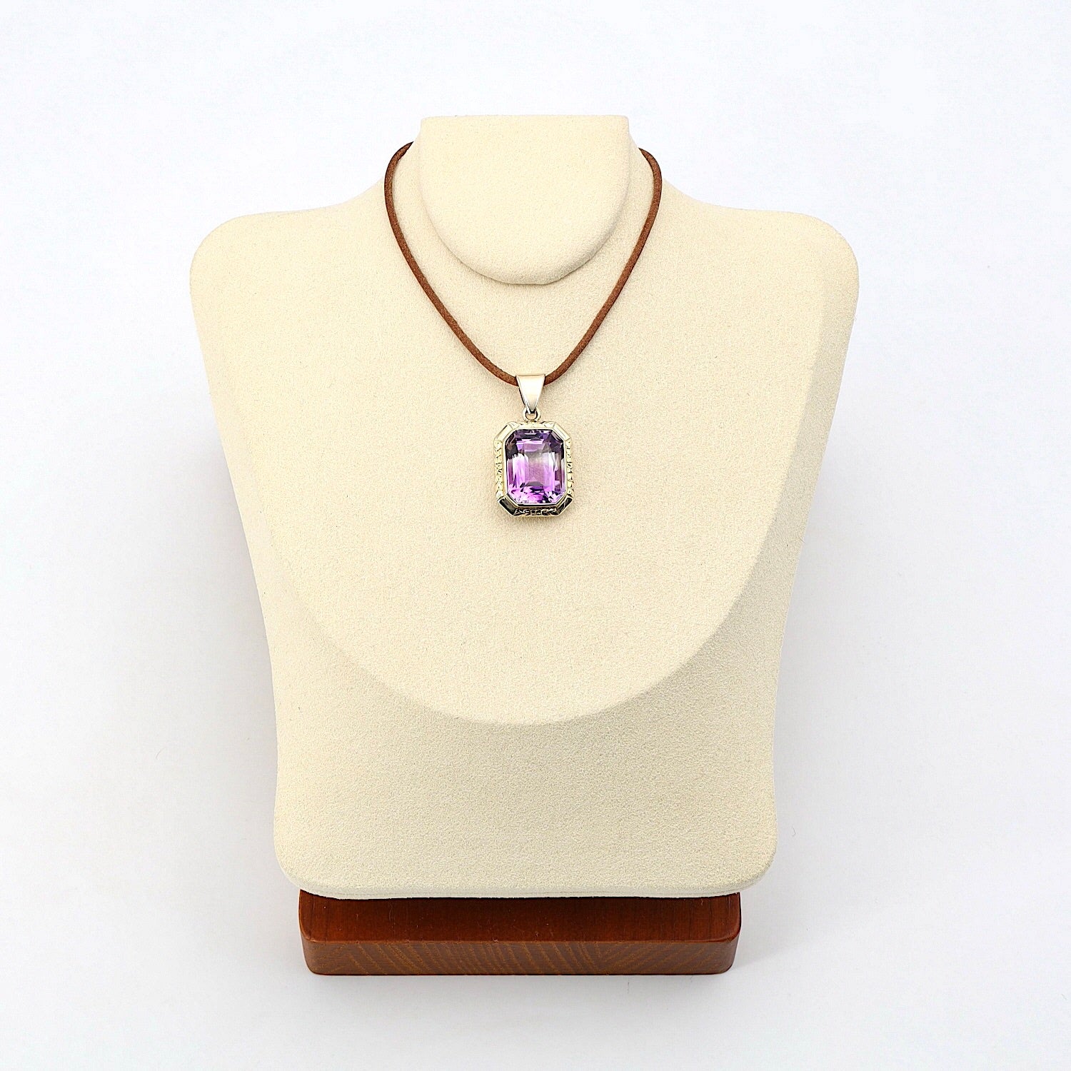 Vintage pendant in 585 yellow gold with an amethyst