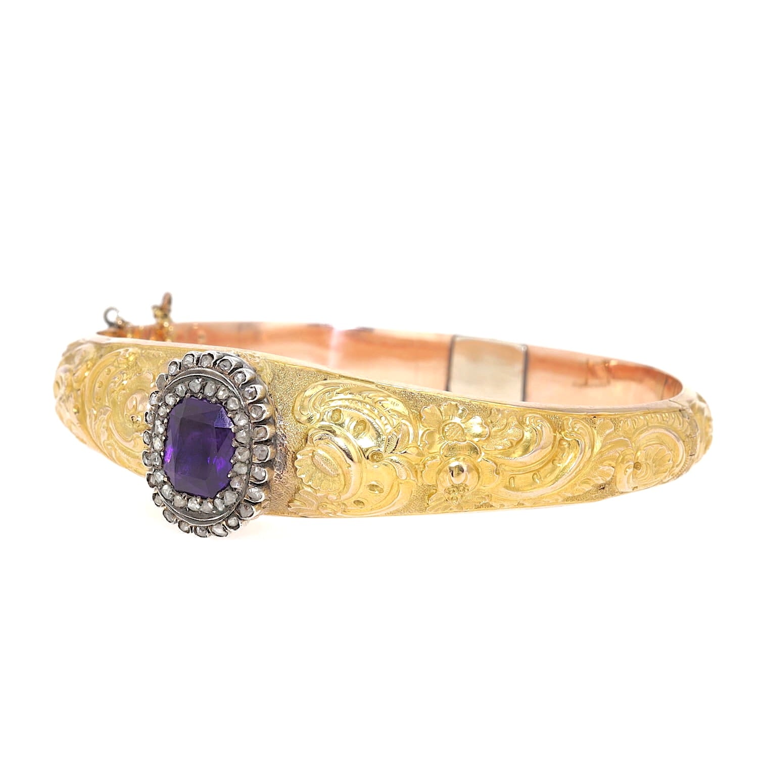 Antique bangle in 750 gold with an amethyst and diamonds, turned horizontally to the left