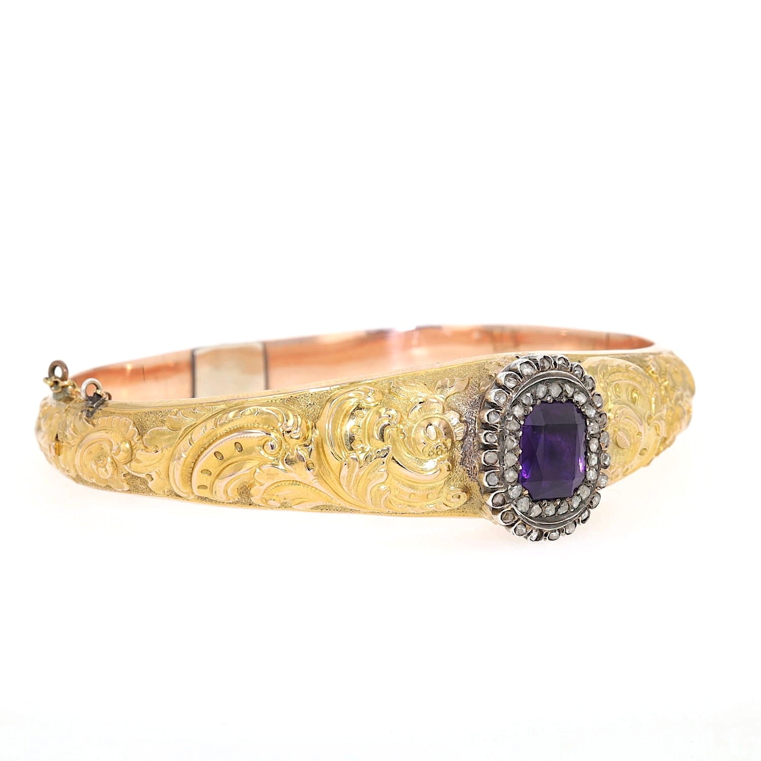 Antique bangle in 750 gold with an amethyst and diamonds, turned horizontally to the right