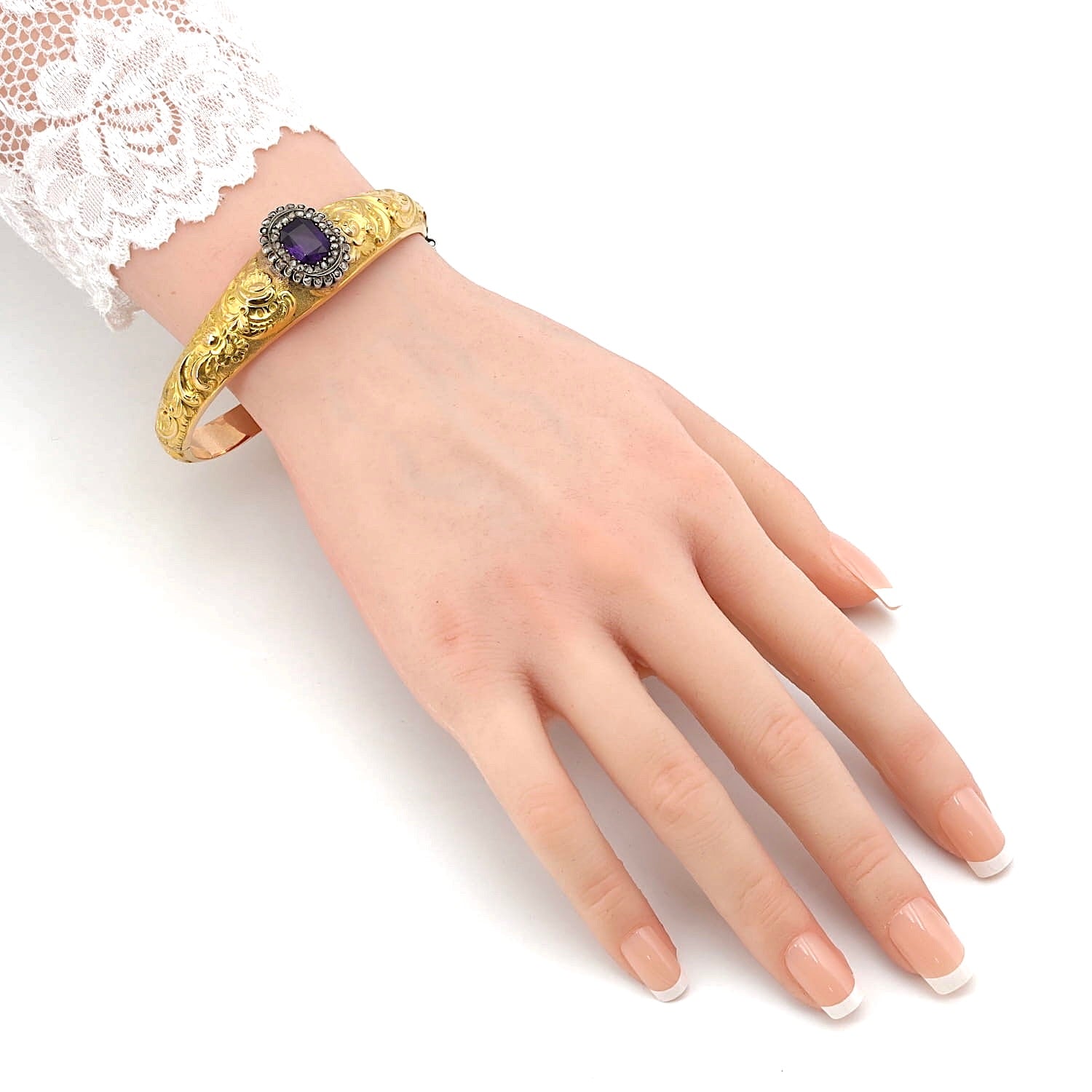 Antique bangle in 750 gold with an amethyst and diamonds, on the arm