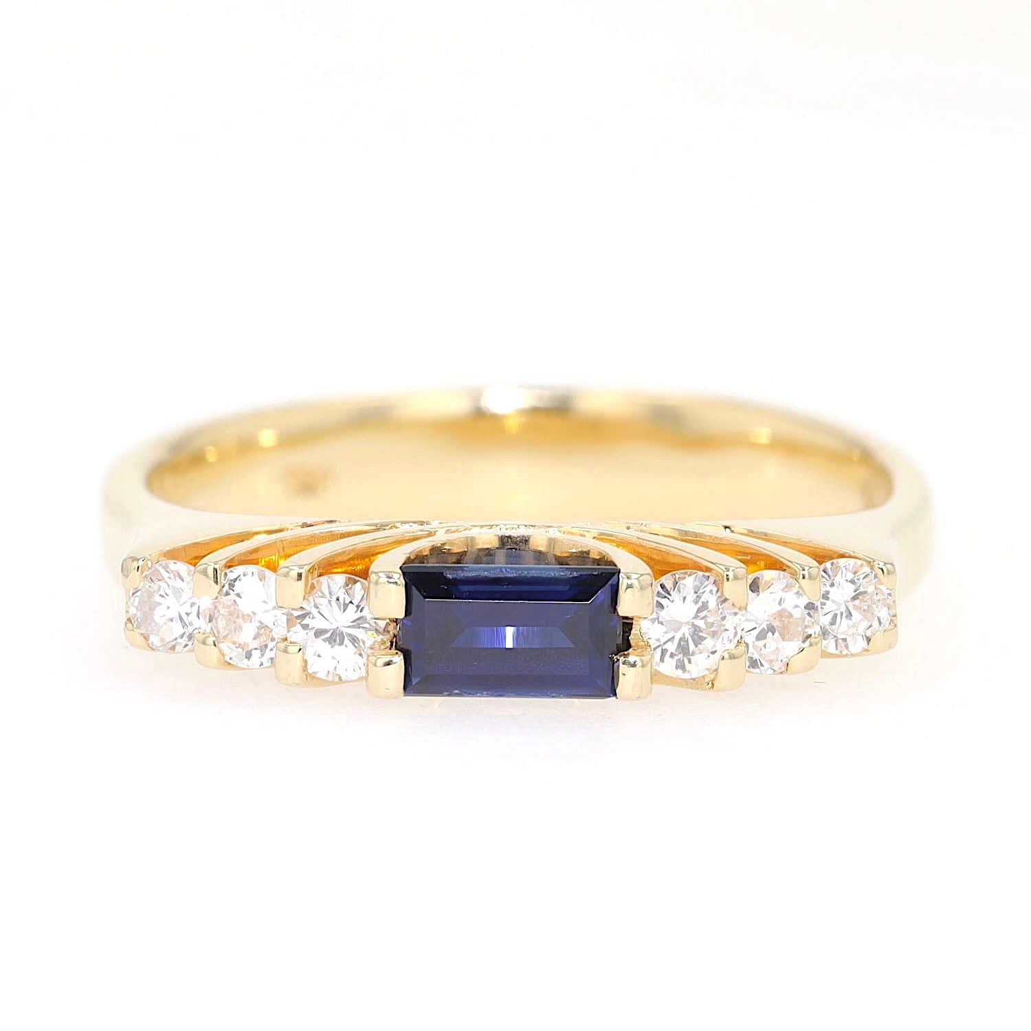 Ring in 750 yellow gold with a sapphire and brilliants