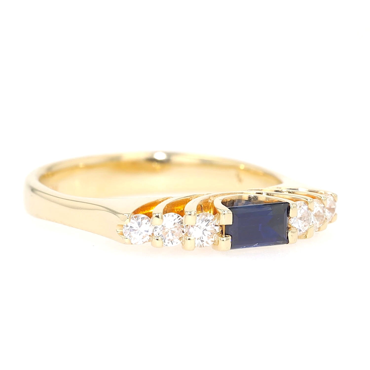 Ring in 750 yellow gold with a sapphire and brilliants