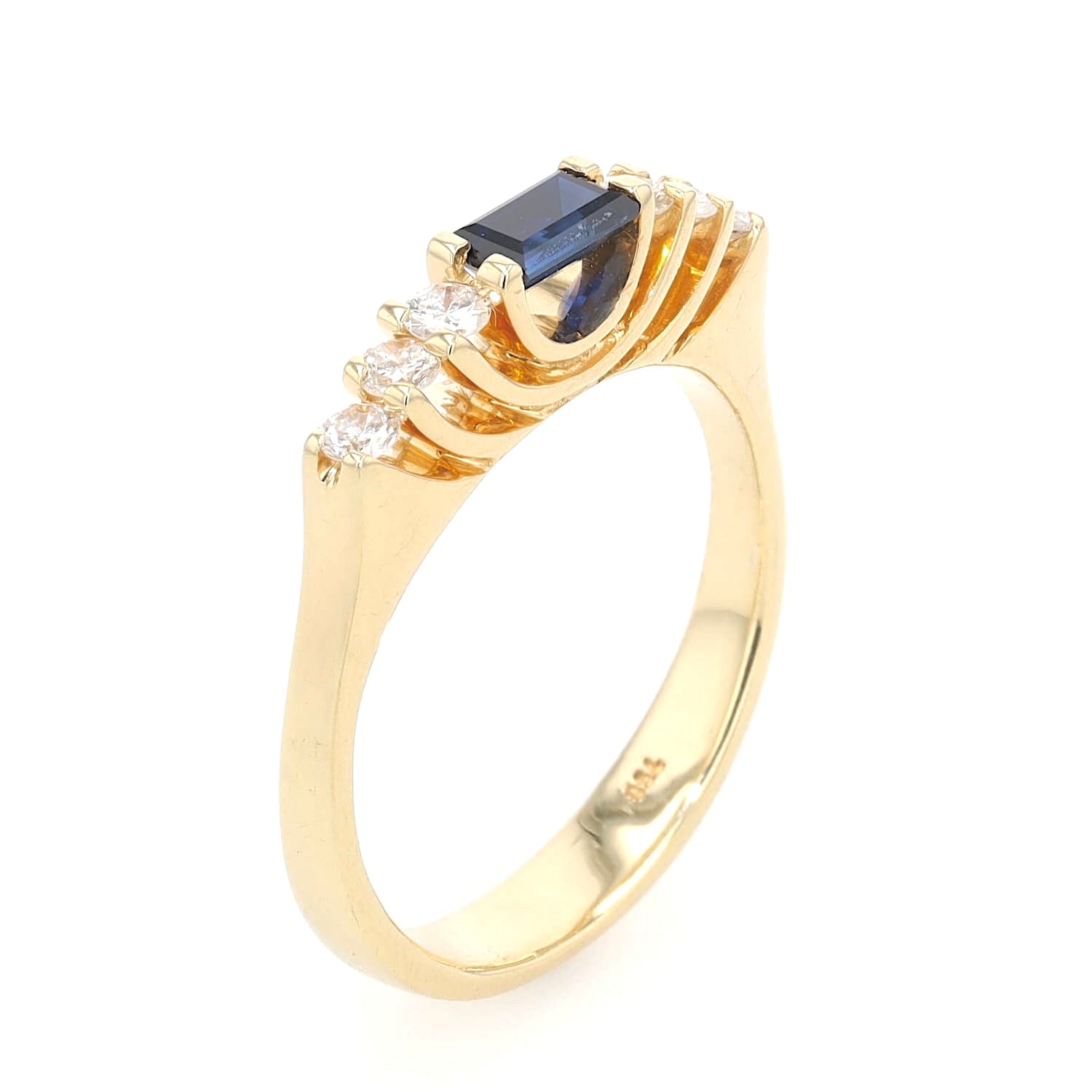 Ring in 750 yellow gold with a sapphire and brilliants