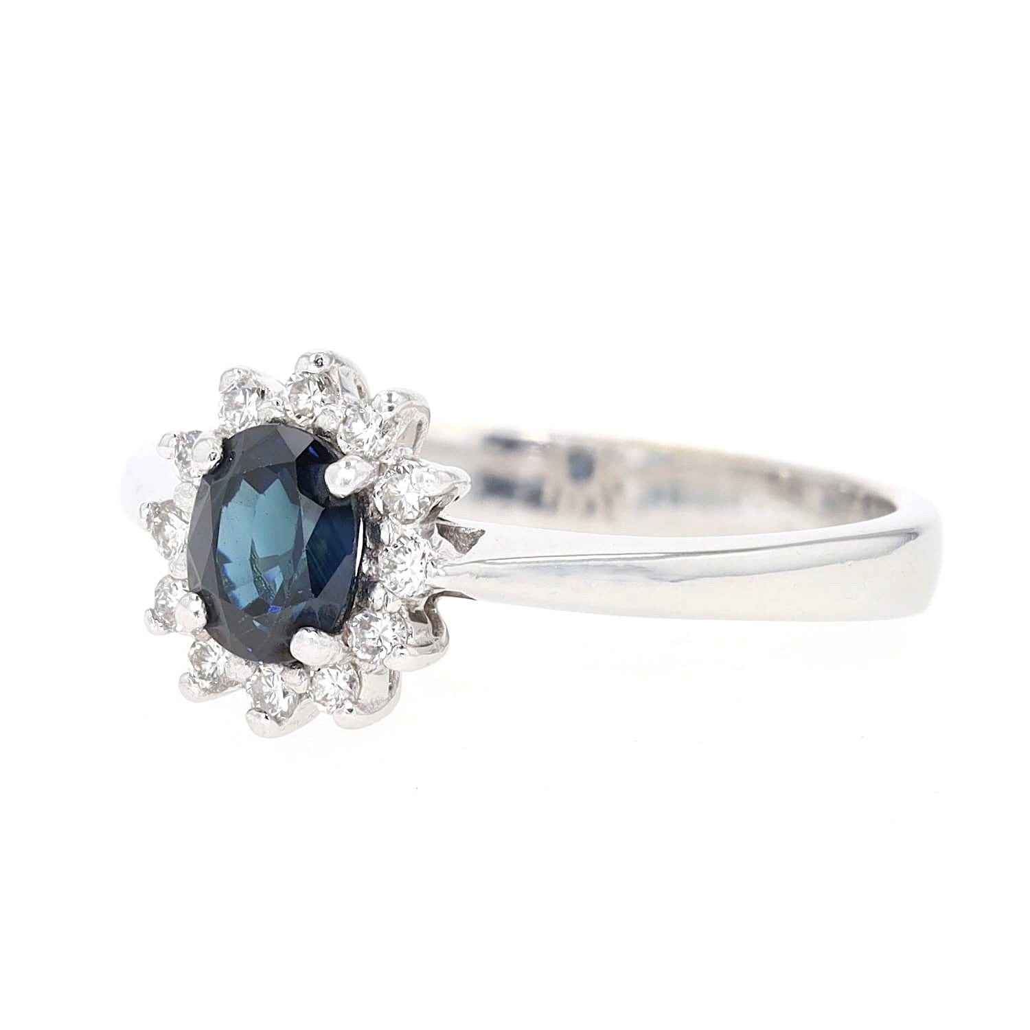 Ring in 585er Weißgold mit einem Saphir und Brillanten, liegend links gedreht