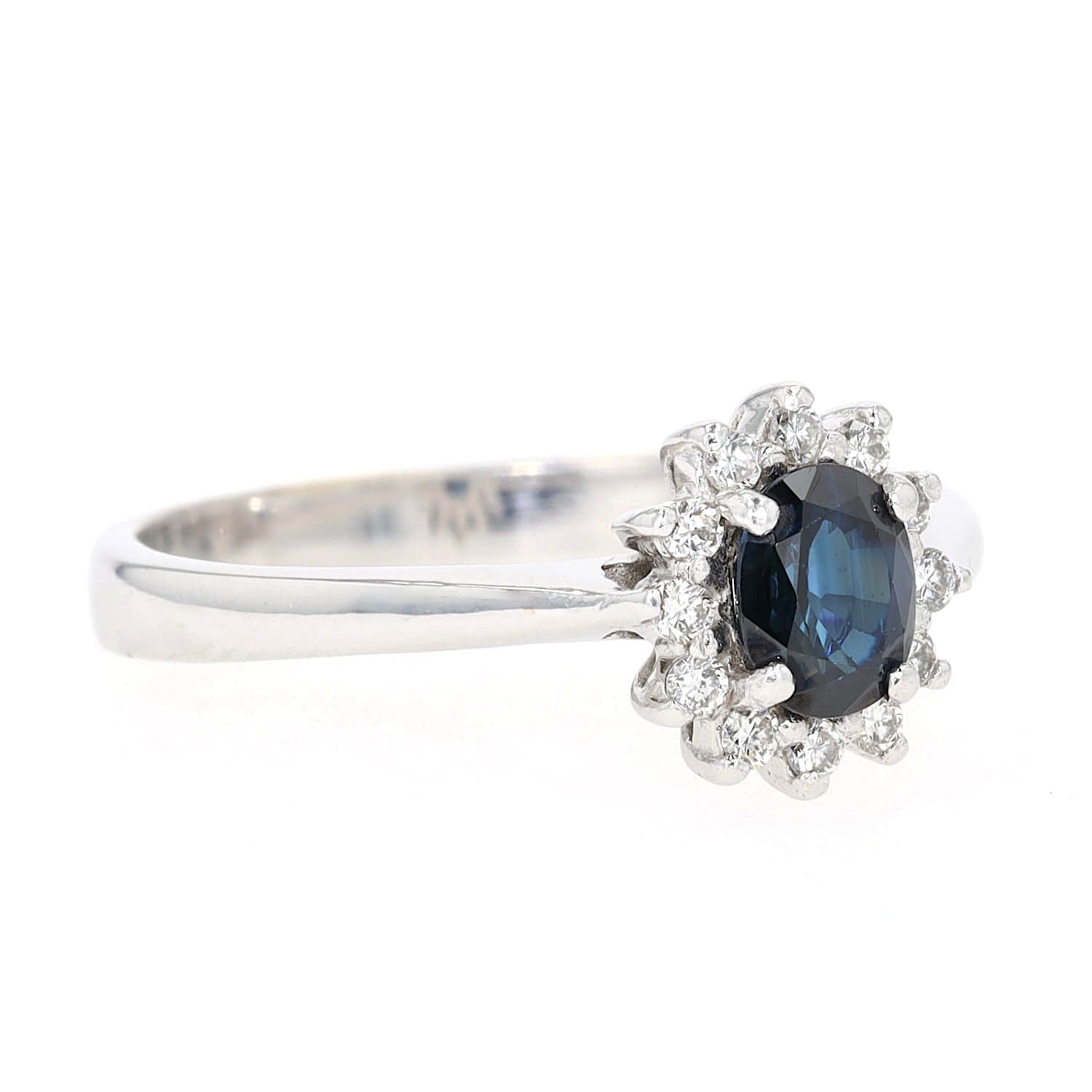 Ring in 585er Weißgold mit einem Saphir und Brillanten, liegend rechts gedreht