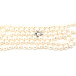 Lange Akoya-Zuchtperlenkette mit einem Schloß aus 585er Weißgold, liegend zusammen gelegt