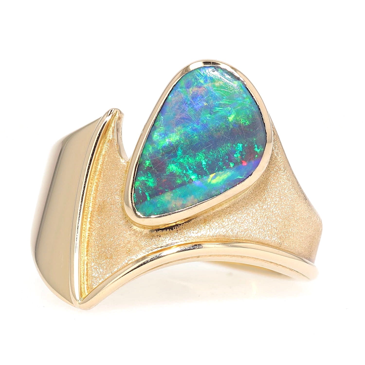 Ring in 750ert Gelbgold mit einem Boulder-Opal