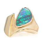 Ring in 750 yellow gold with a boulder opal