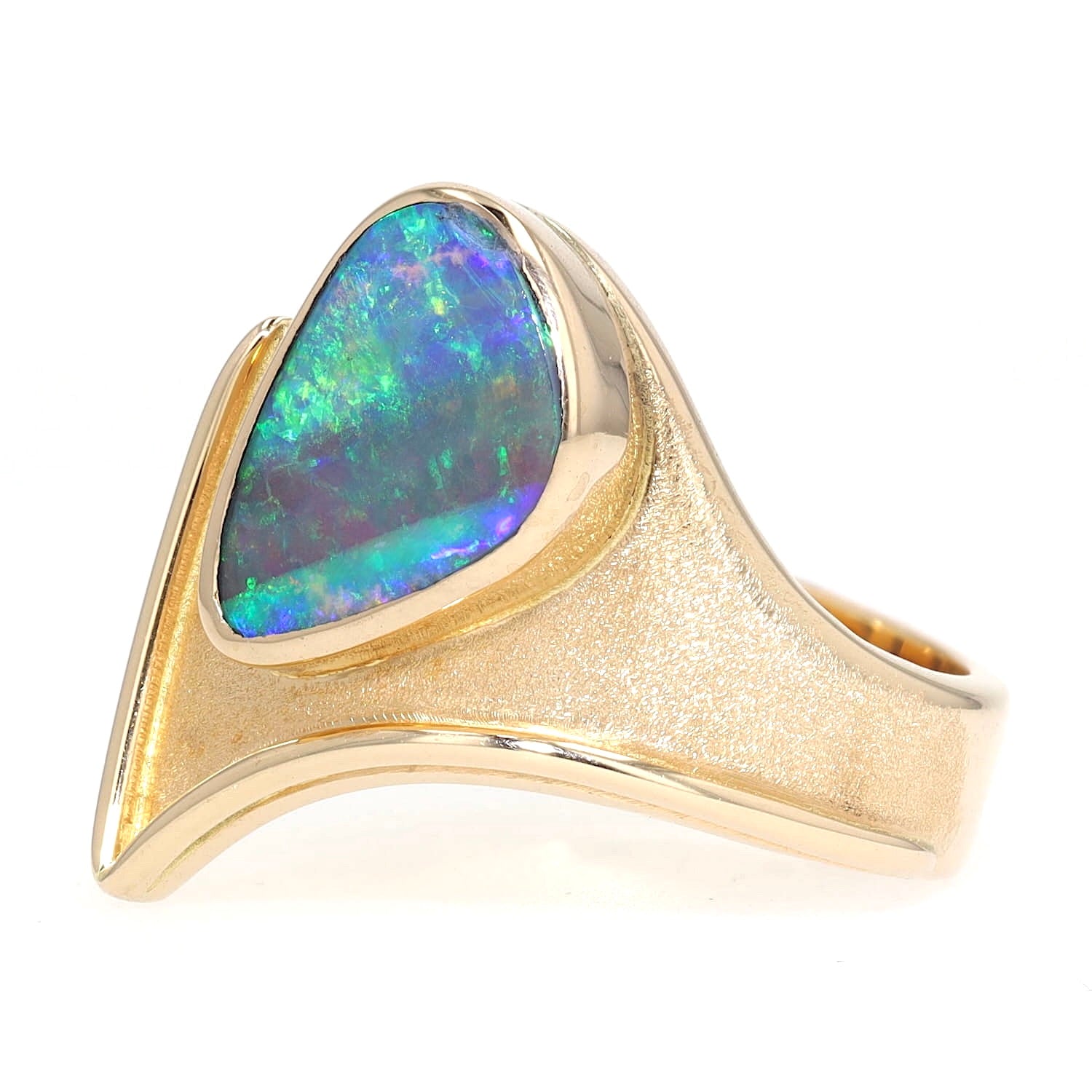 Ring in 750 yellow gold with a boulder opal