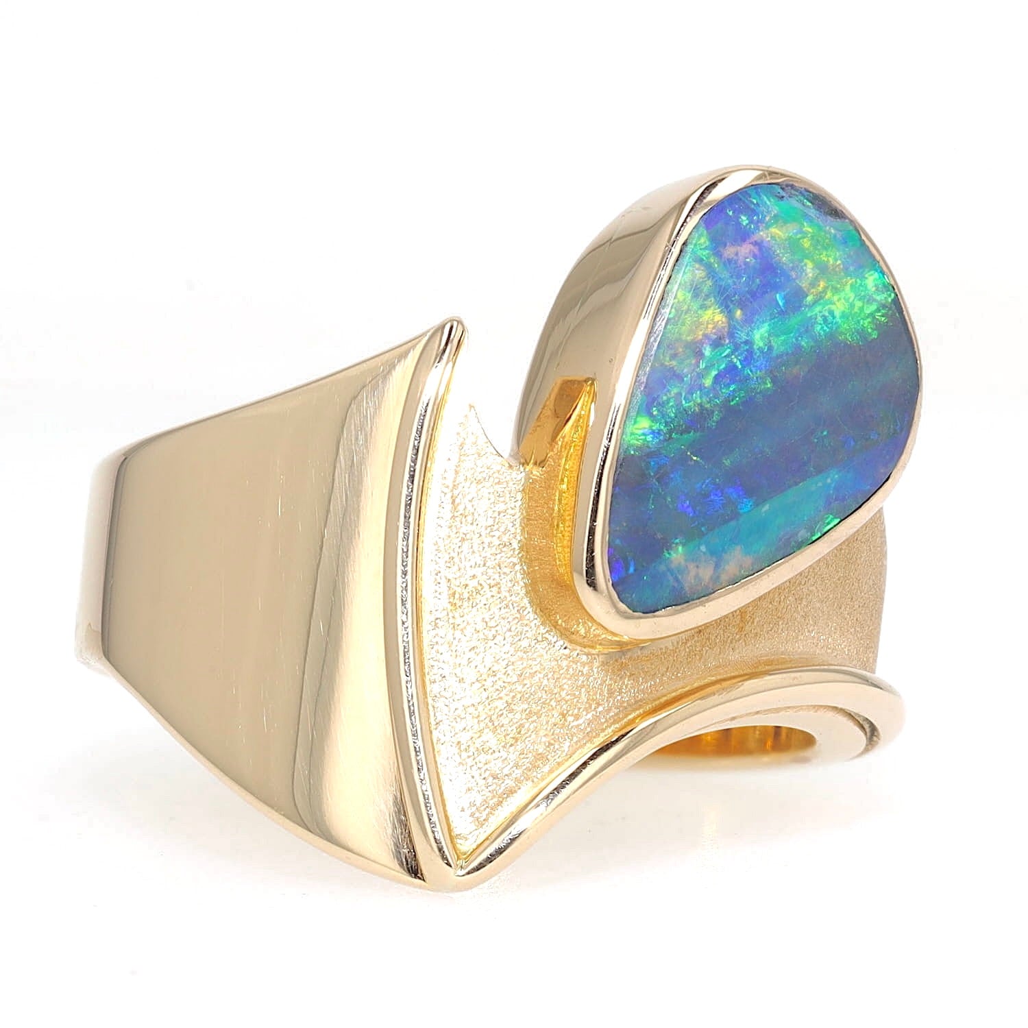 Ring in 750 yellow gold with a boulder opal