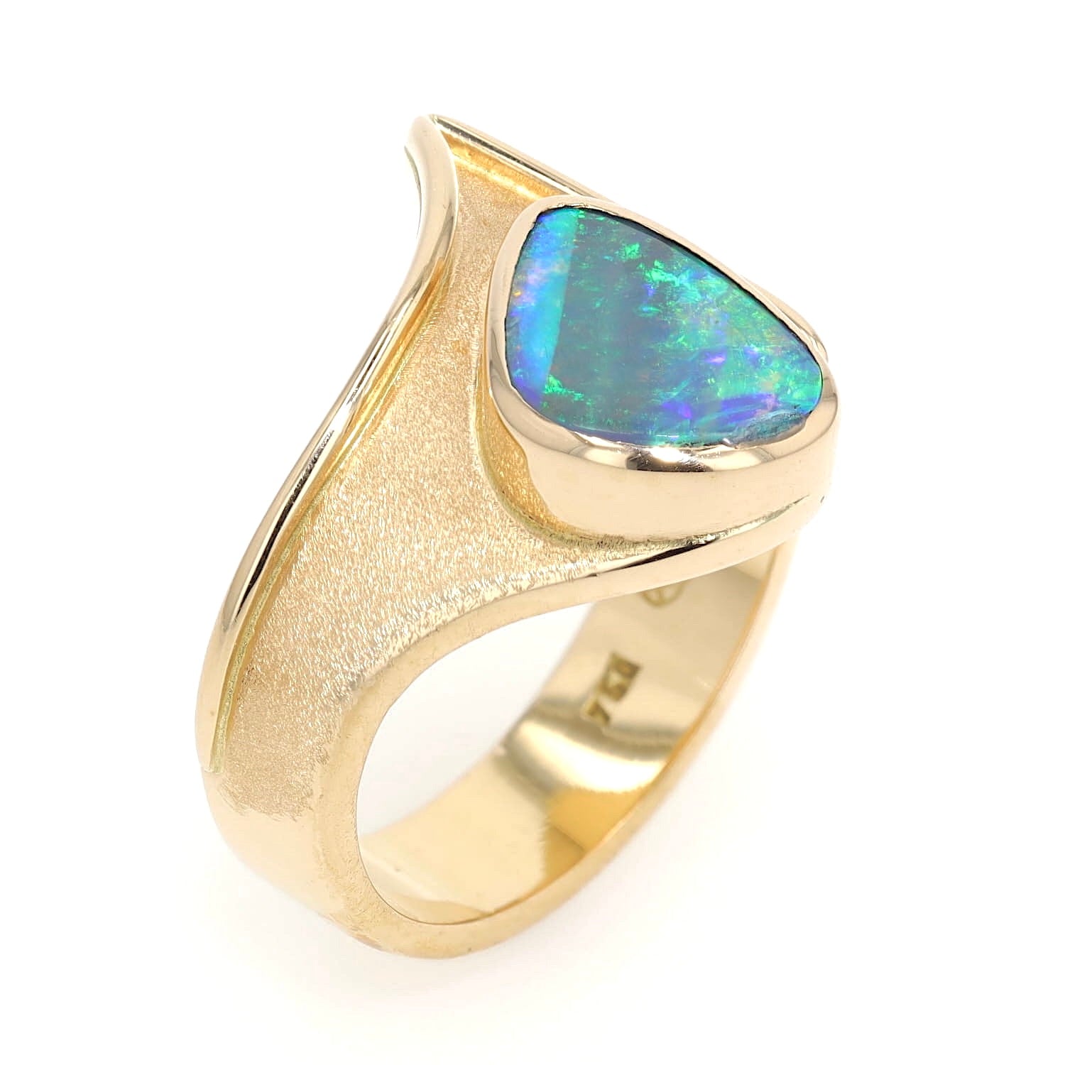 Ring in 750 yellow gold with a boulder opal