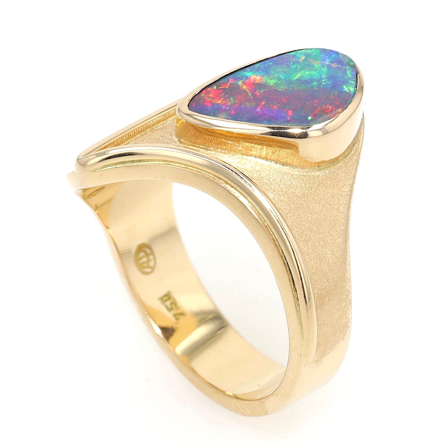 Ring in 750 yellow gold with a boulder opal