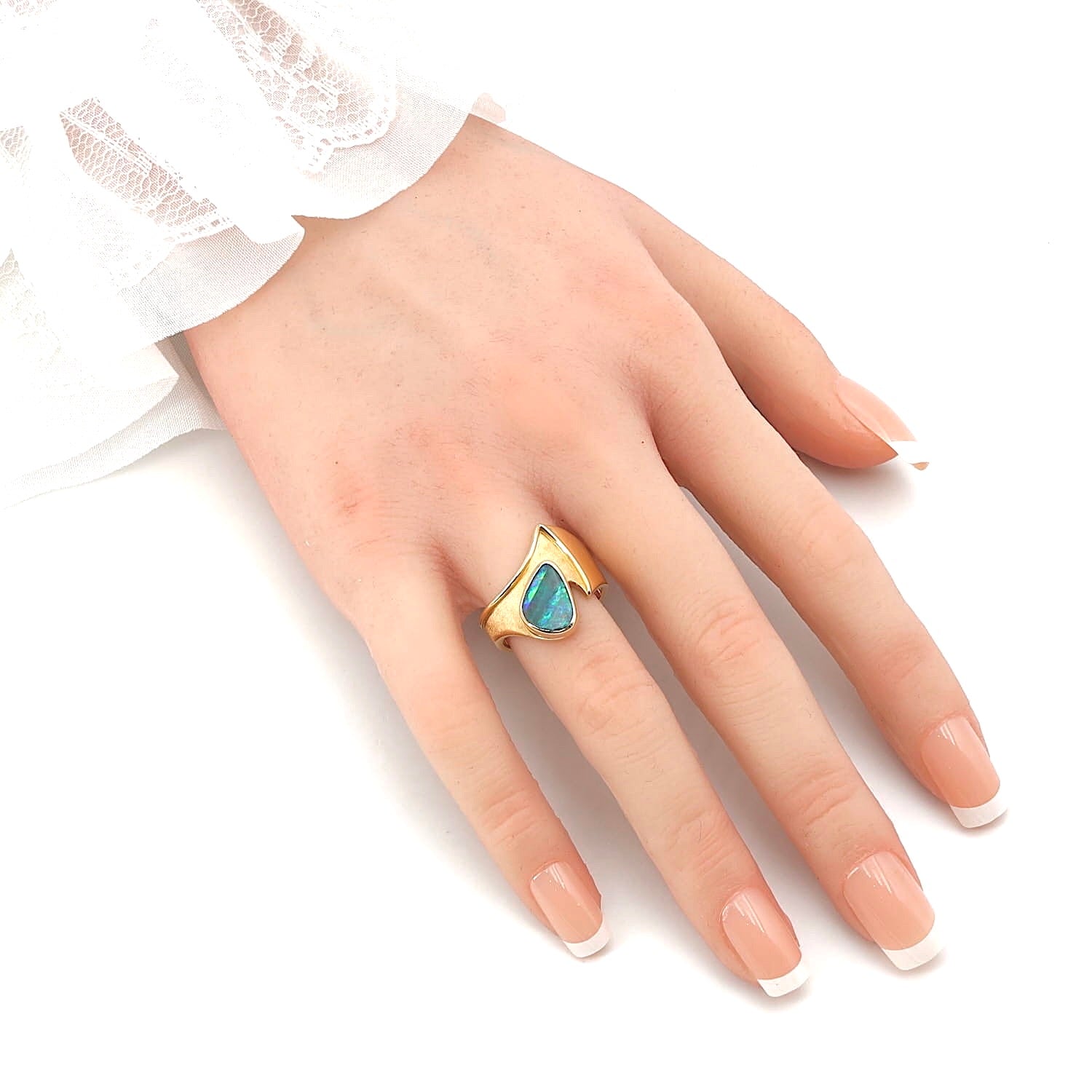 Ring in 750 yellow gold with a boulder opal