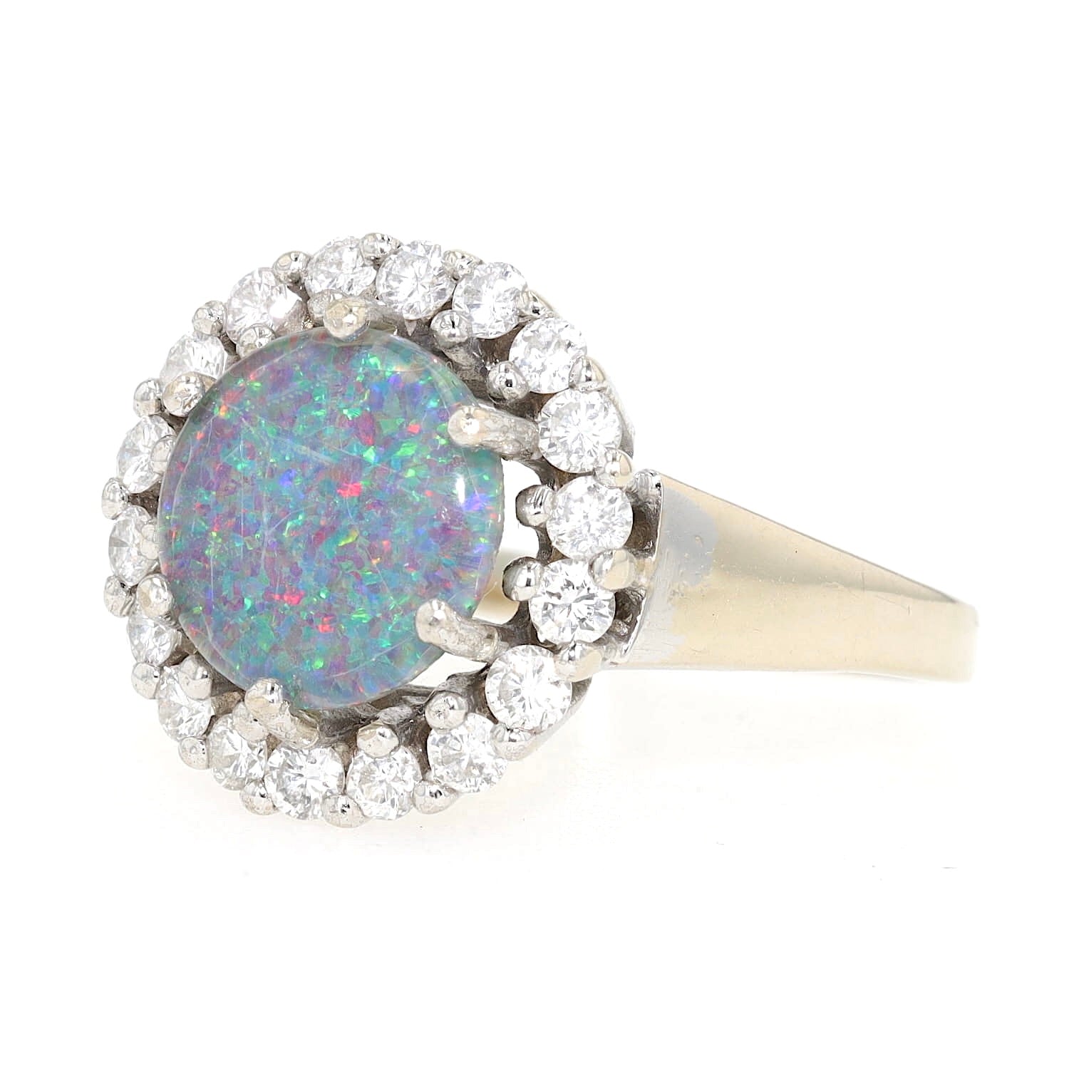 Ring in 585er Weißgold mit einer Opal-Triplette und ca. 0,60 ct Brillanten, liegend links gedreht