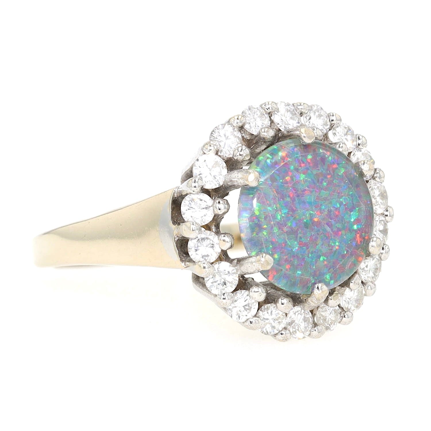 Ring in 585er Weißgold mit einer Opal-Triplette und ca. 0,60 ct Brillanten, liegend rechts gedreht