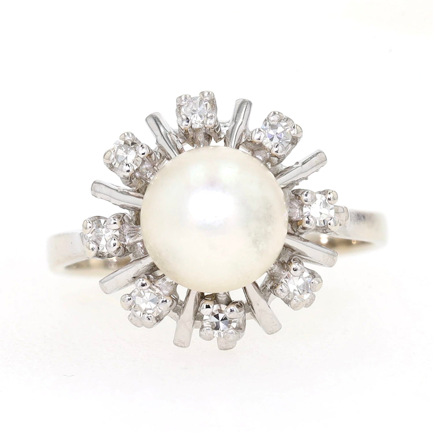 Ring in 585er Weißgold mit einer Zuchtperle und Diamanten, liegend frontal